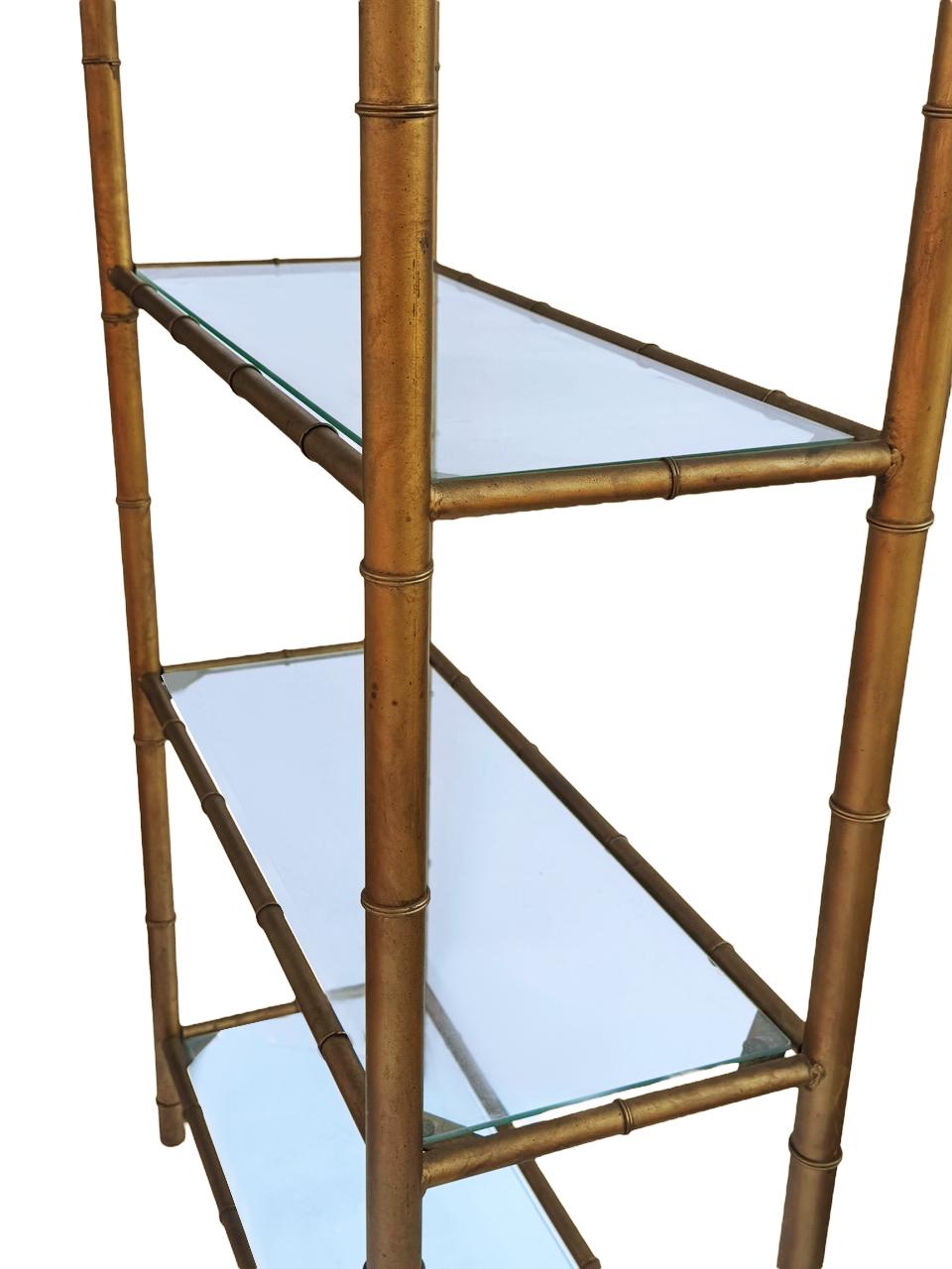 Pareja de estanterías o etageres de latón y bambú de imitación dorada italianos de la Hollywood Regency Lacado en venta