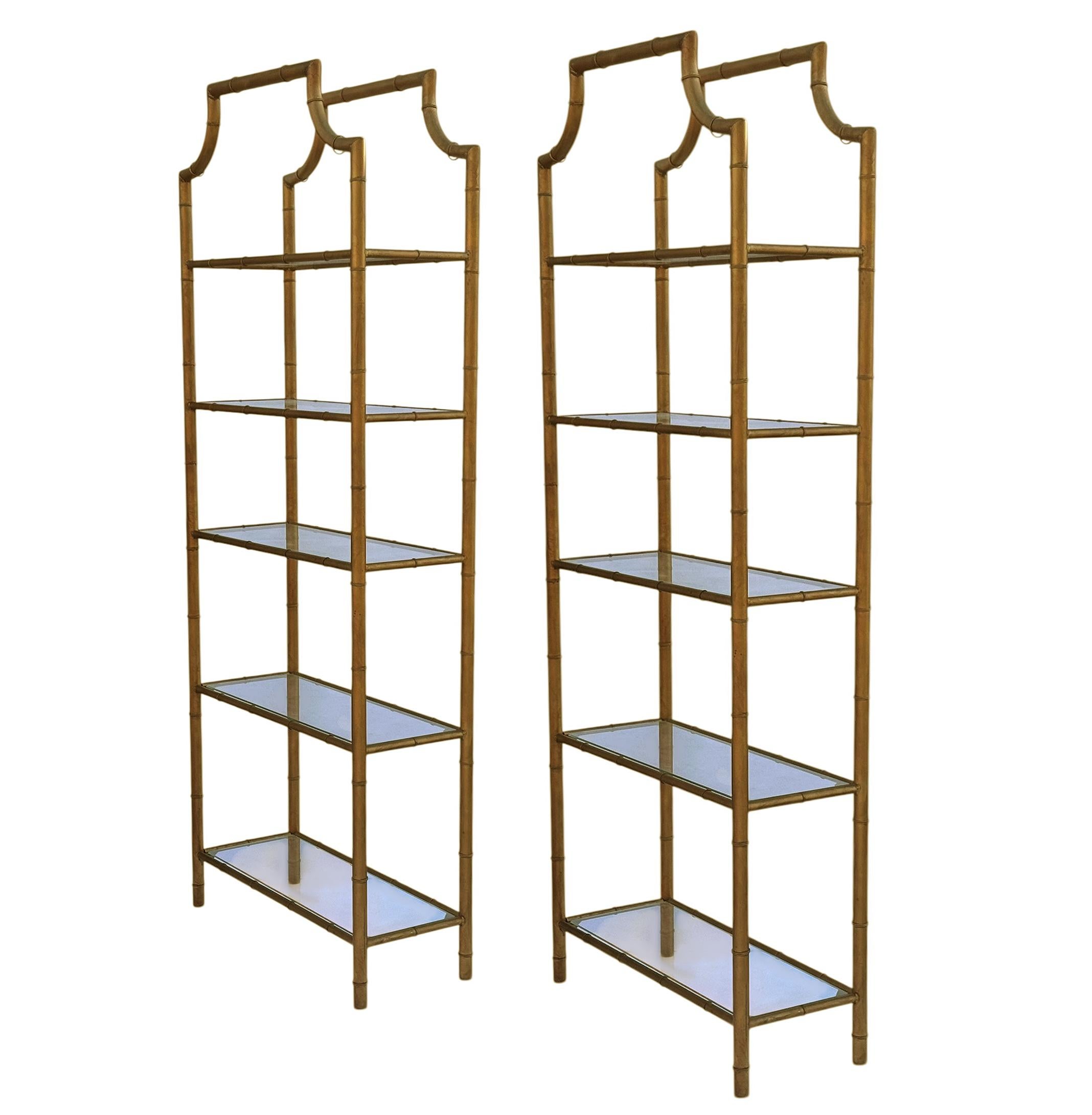 Pareja de estanterías o etageres de latón y bambú de imitación dorada italianos de la Hollywood Regency Vidrio en venta