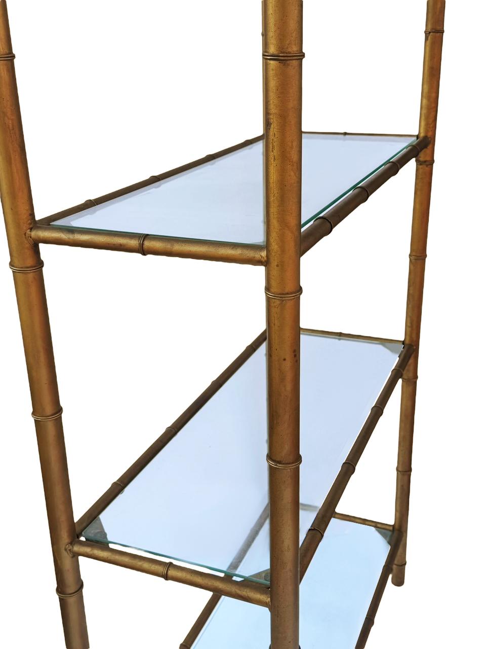 Pareja de estanterías o etageres de latón y bambú de imitación dorada italianos de la Hollywood Regency en venta 1
