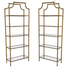 Coppia di mensole o scaffali in finto bambù Hollywood Regency italiano in ottone e oro