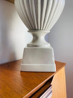 Coppia di lampade da tavolo in ceramica color avorio in stile Hollywood Regency, ispirate a Dorothy Draper