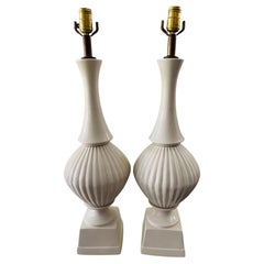 Coppia di lampade da tavolo in ceramica color avorio in stile Hollywood Regency, ispirate a Dorothy Draper