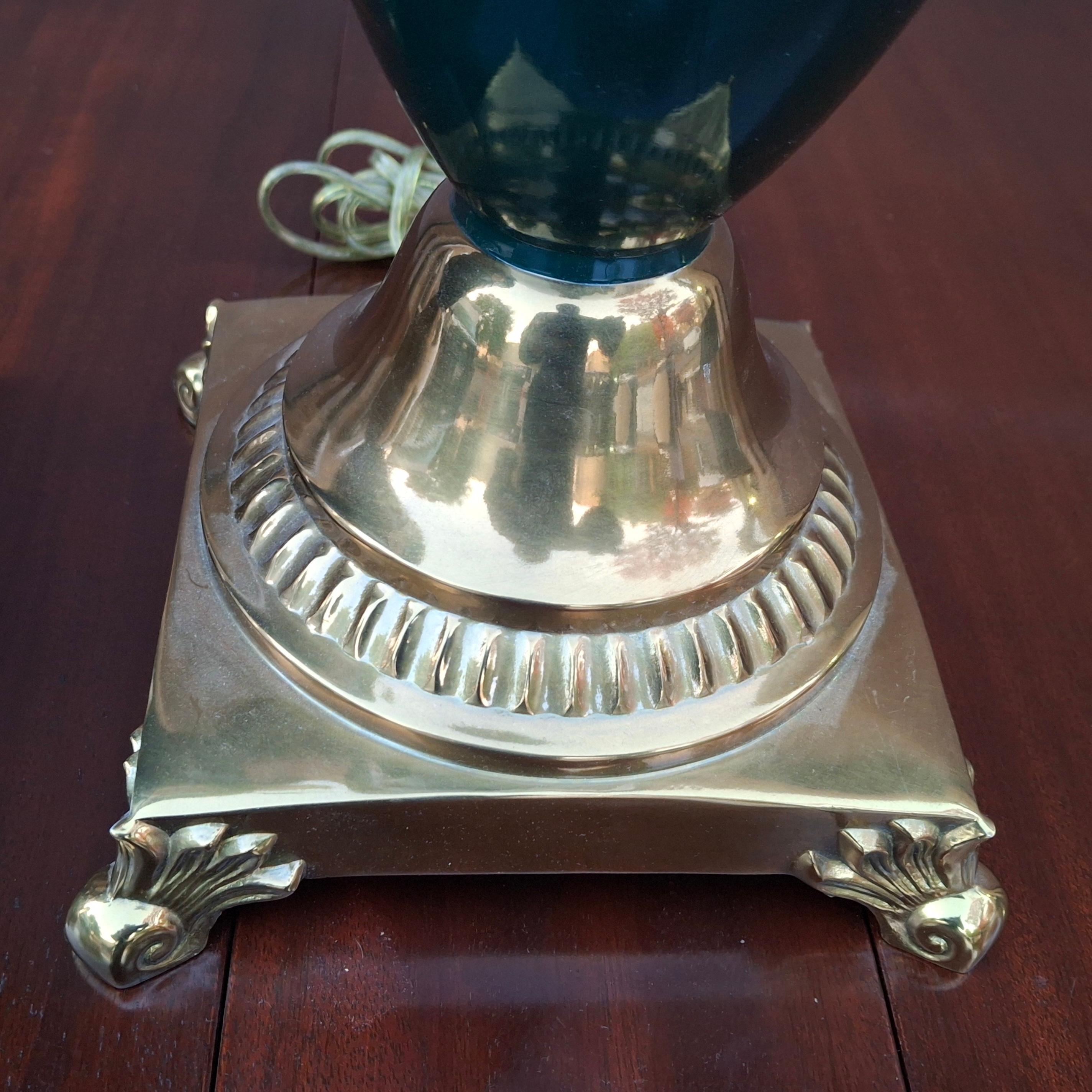 Coppia di lampade da tavolo con urna decorata in ottone e finta malachite in stile Hollywood Regency in vendita 2