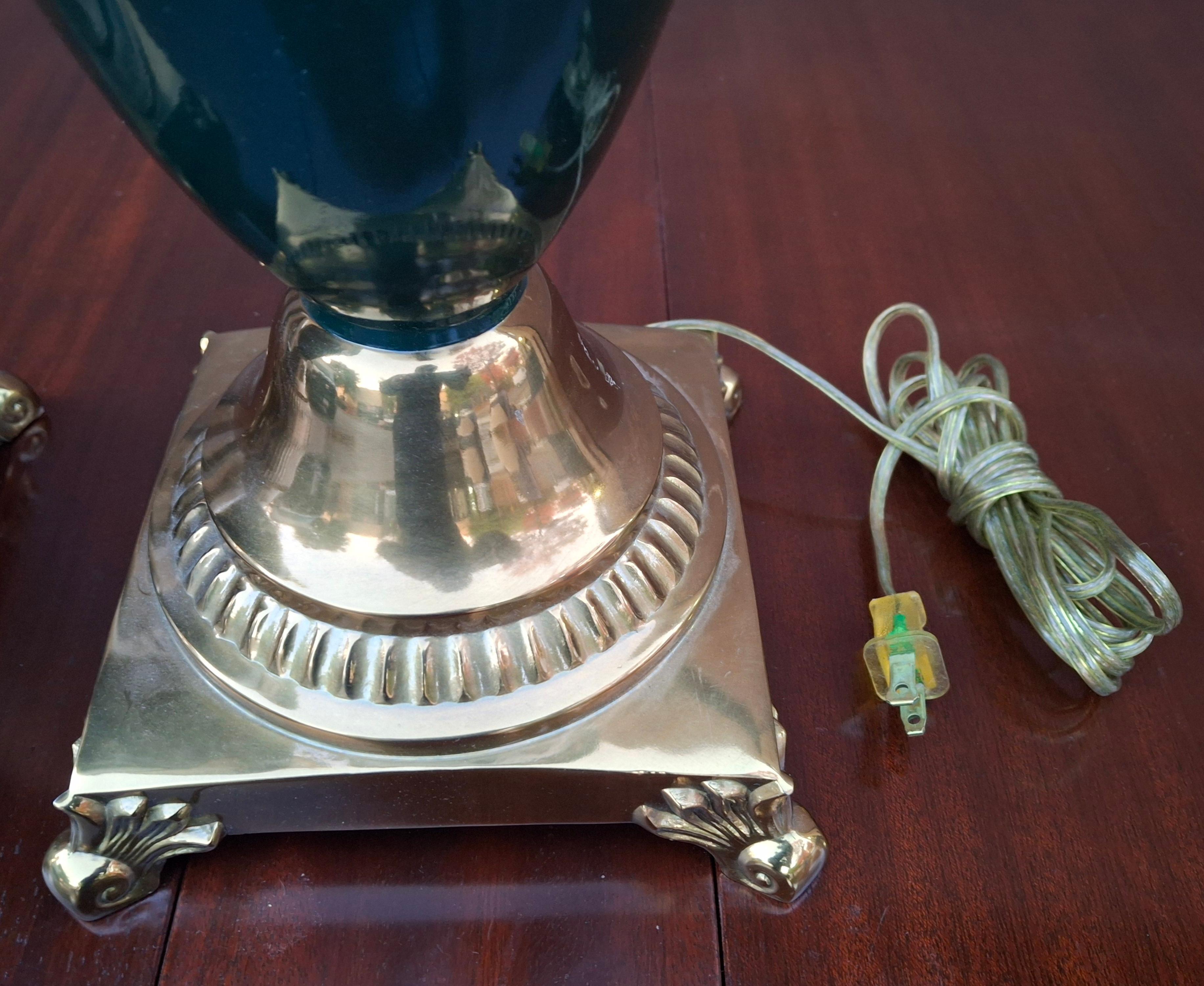 Coppia di lampade da tavolo con urna decorata in ottone e finta malachite in stile Hollywood Regency in vendita 3