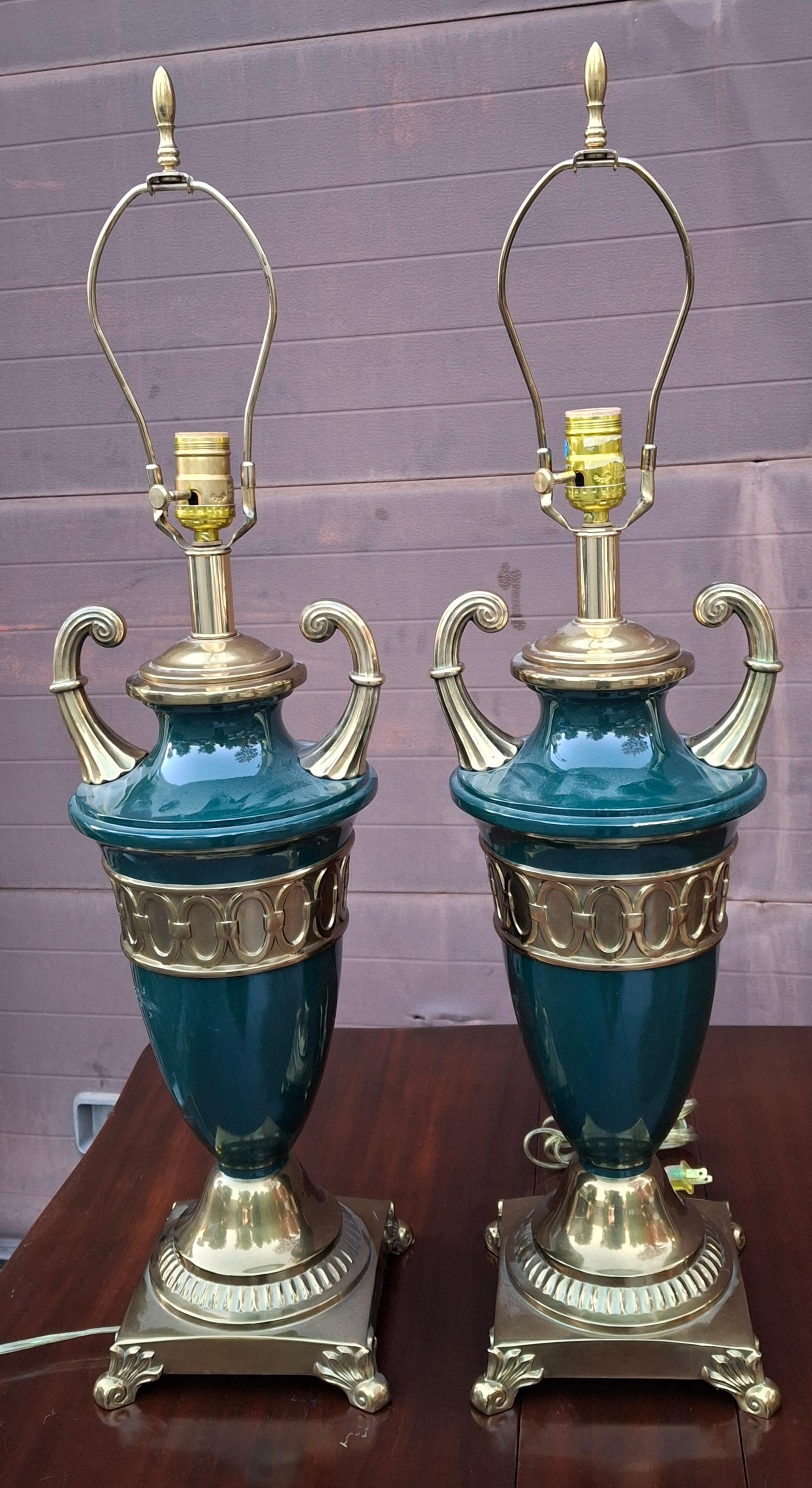 Coppia di lampade da tavolo con urna decorata in ottone e finta malachite in stile Hollywood Regency in vendita 4