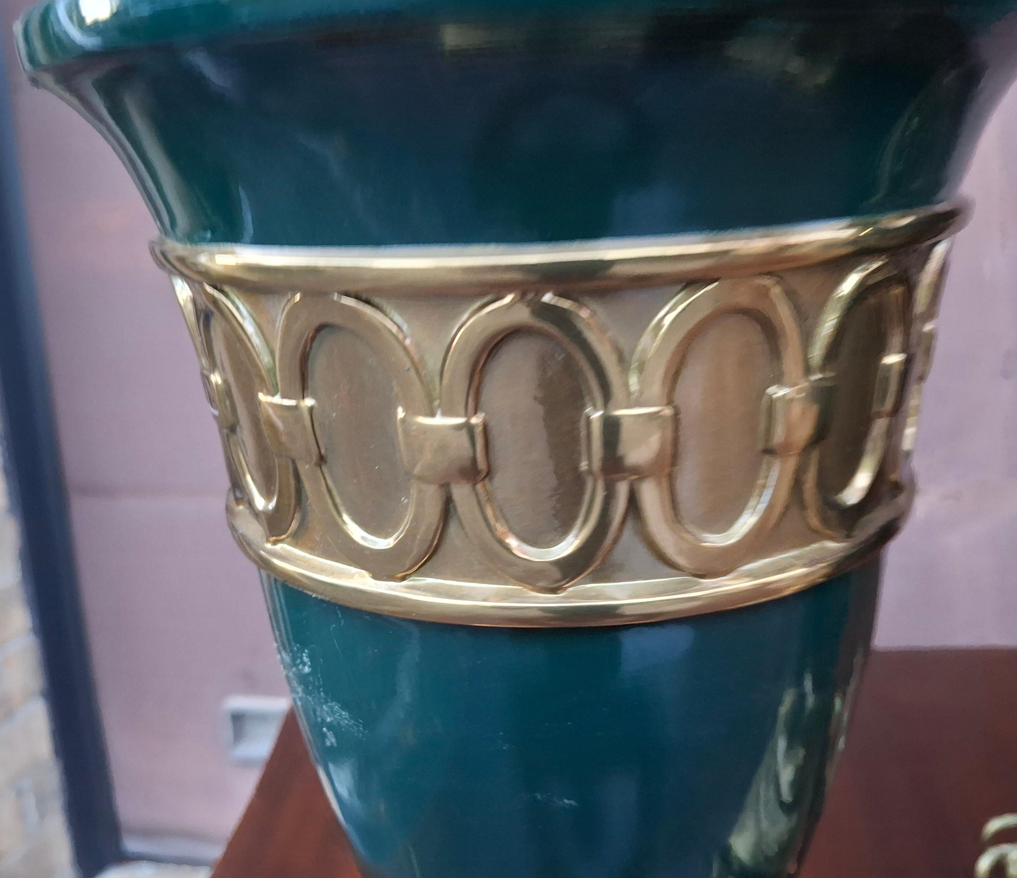 Coppia di lampade da tavolo con urna decorata in ottone e finta malachite in stile Hollywood Regency in vendita 5