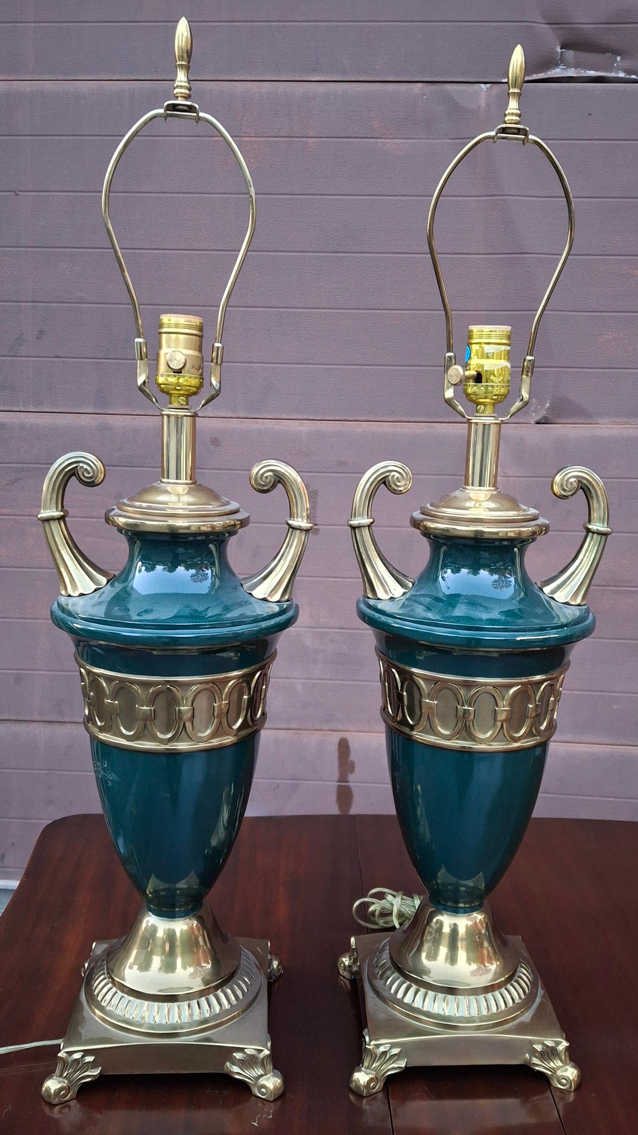 Mid-Century moderno Coppia di lampade da tavolo con urna decorata in ottone e finta malachite in stile Hollywood Regency in vendita