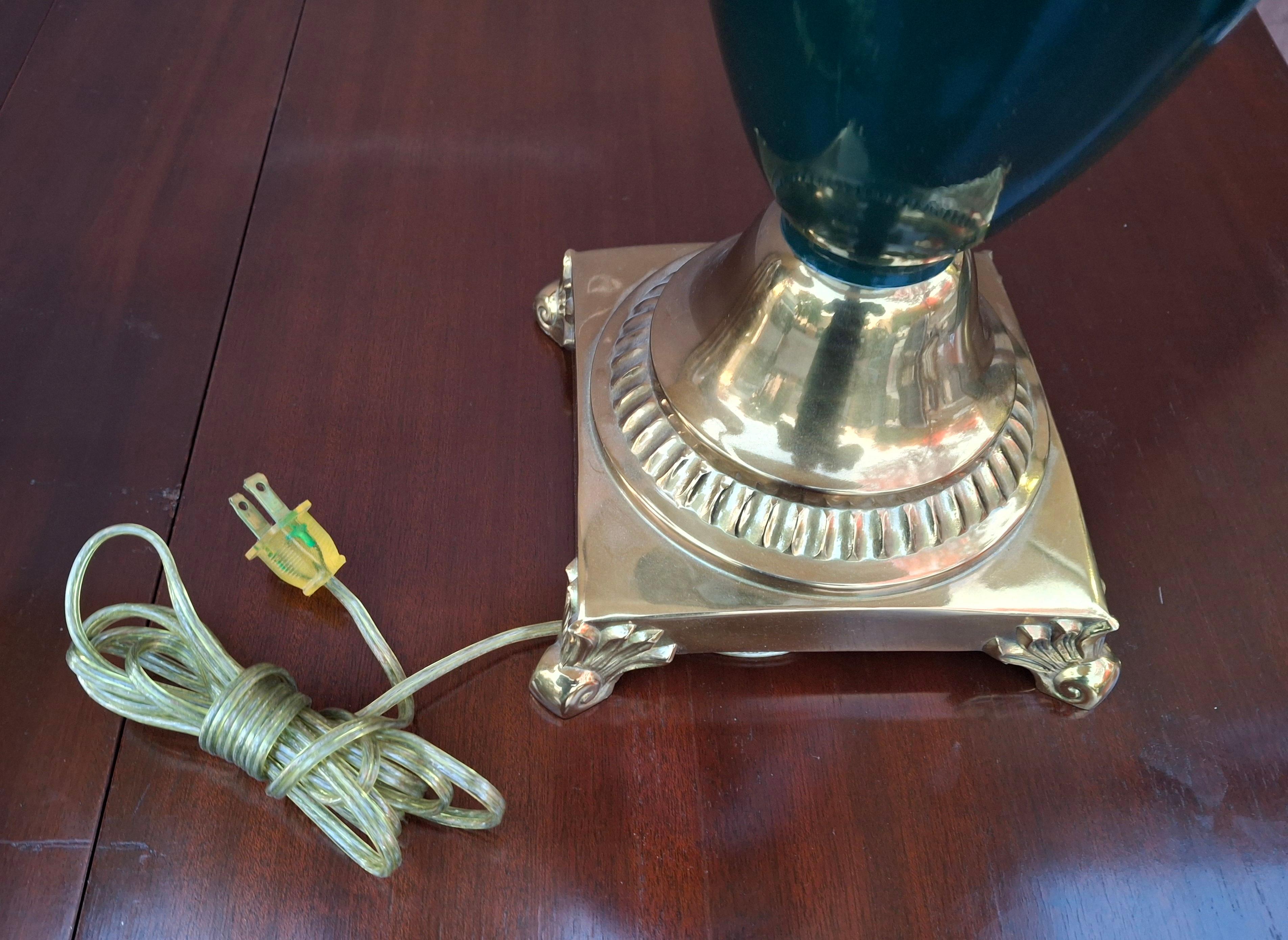 Americano Coppia di lampade da tavolo con urna decorata in ottone e finta malachite in stile Hollywood Regency in vendita