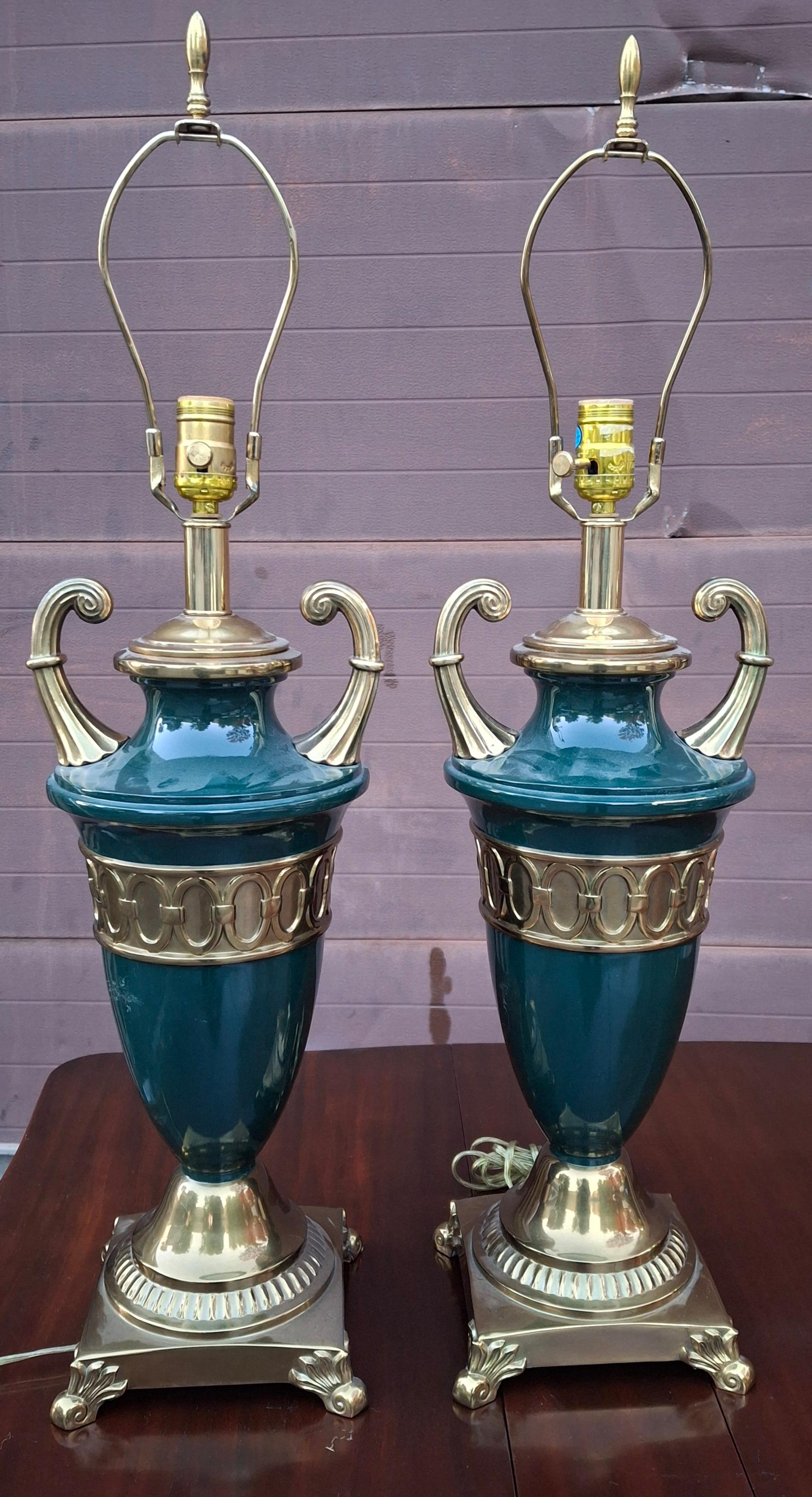 Intagliato Coppia di lampade da tavolo con urna decorata in ottone e finta malachite in stile Hollywood Regency in vendita