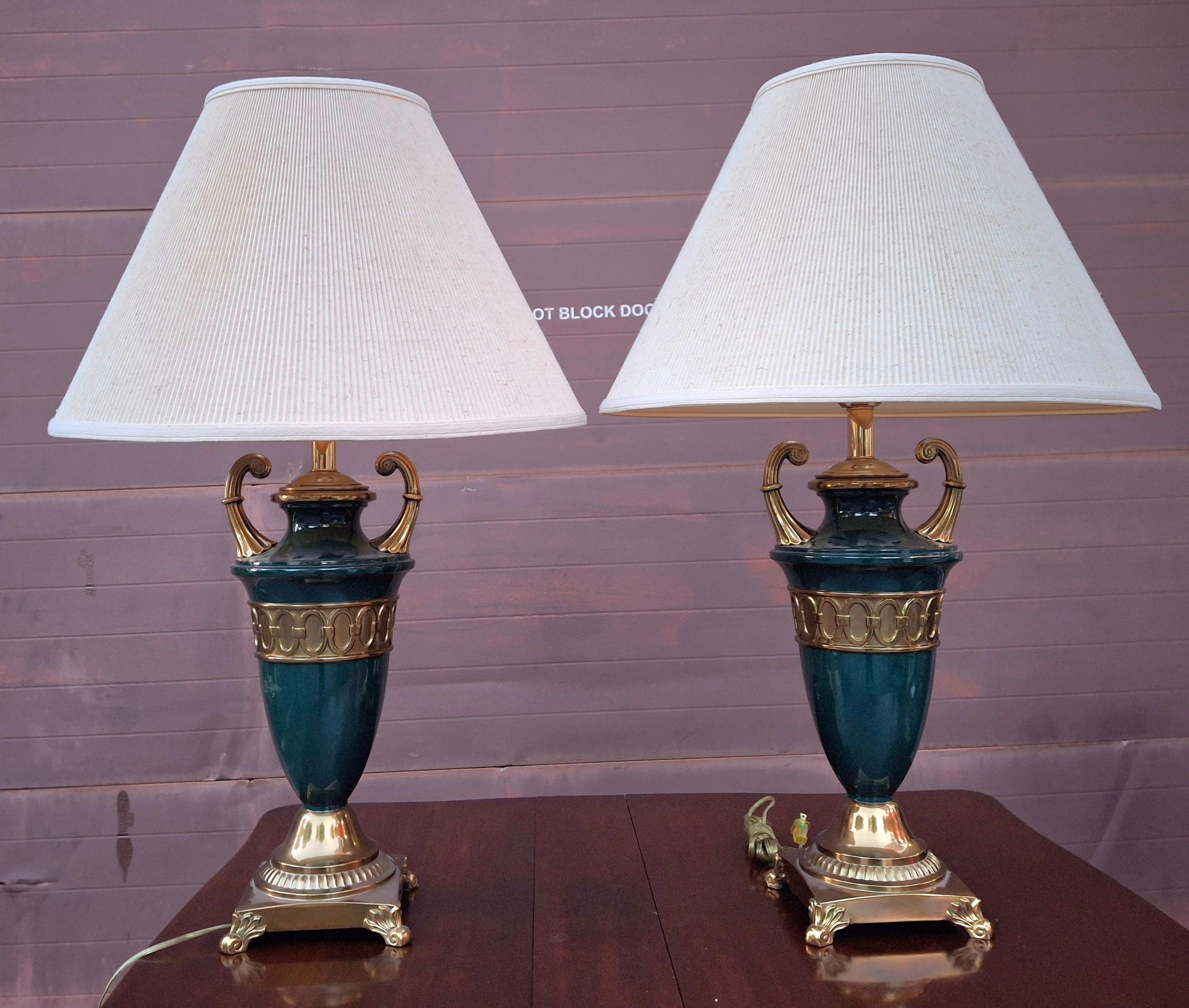 Coppia di lampade da tavolo con urna decorata in ottone e finta malachite in stile Hollywood Regency In condizioni ottime in vendita a Germantown, MD