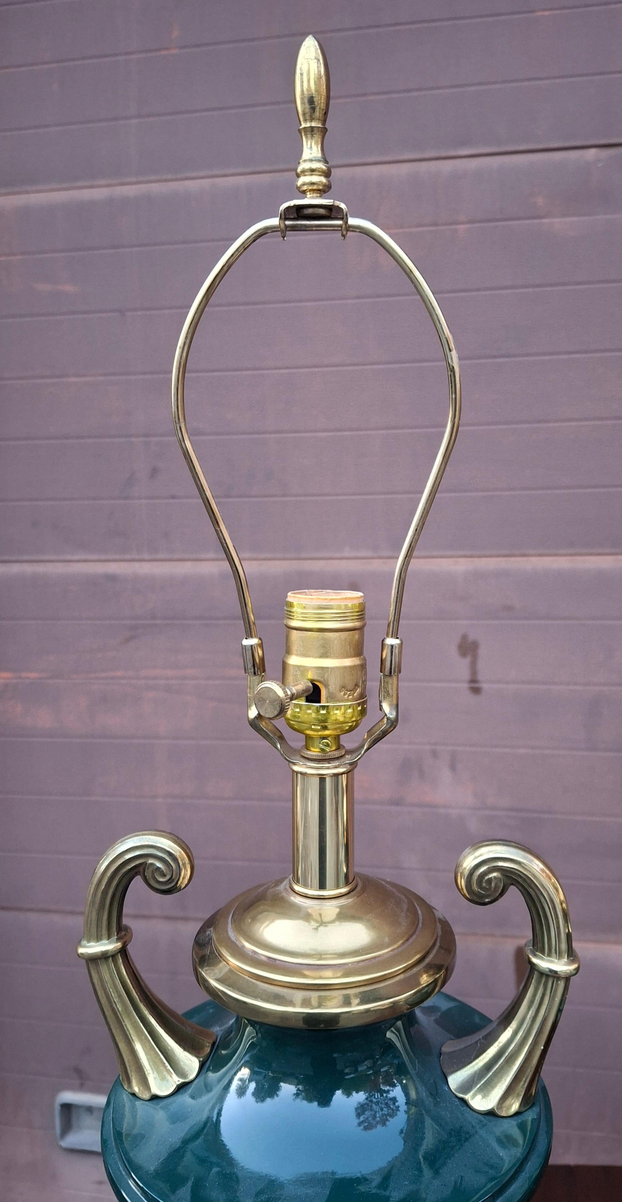 XX secolo Coppia di lampade da tavolo con urna decorata in ottone e finta malachite in stile Hollywood Regency in vendita