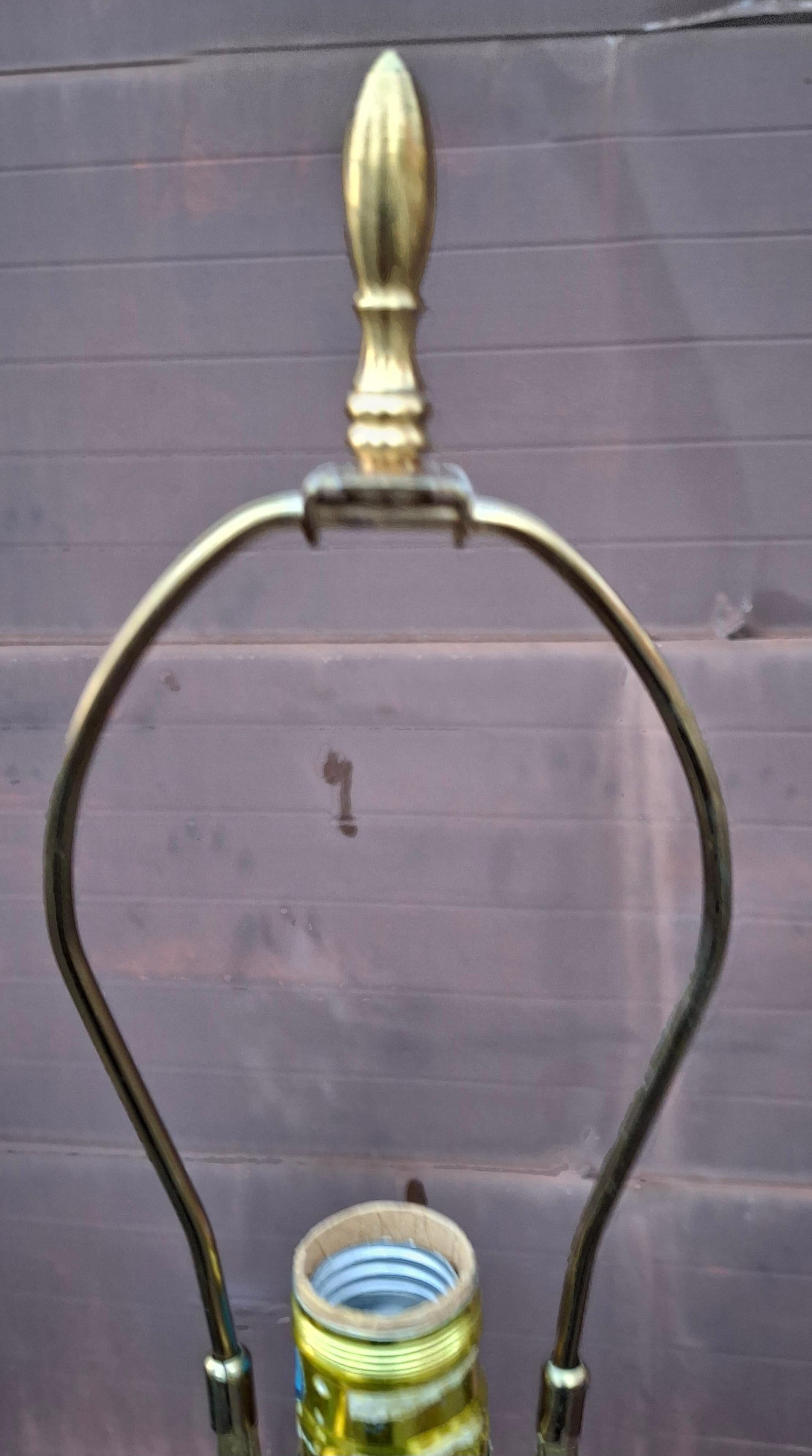 Ottone Coppia di lampade da tavolo con urna decorata in ottone e finta malachite in stile Hollywood Regency in vendita