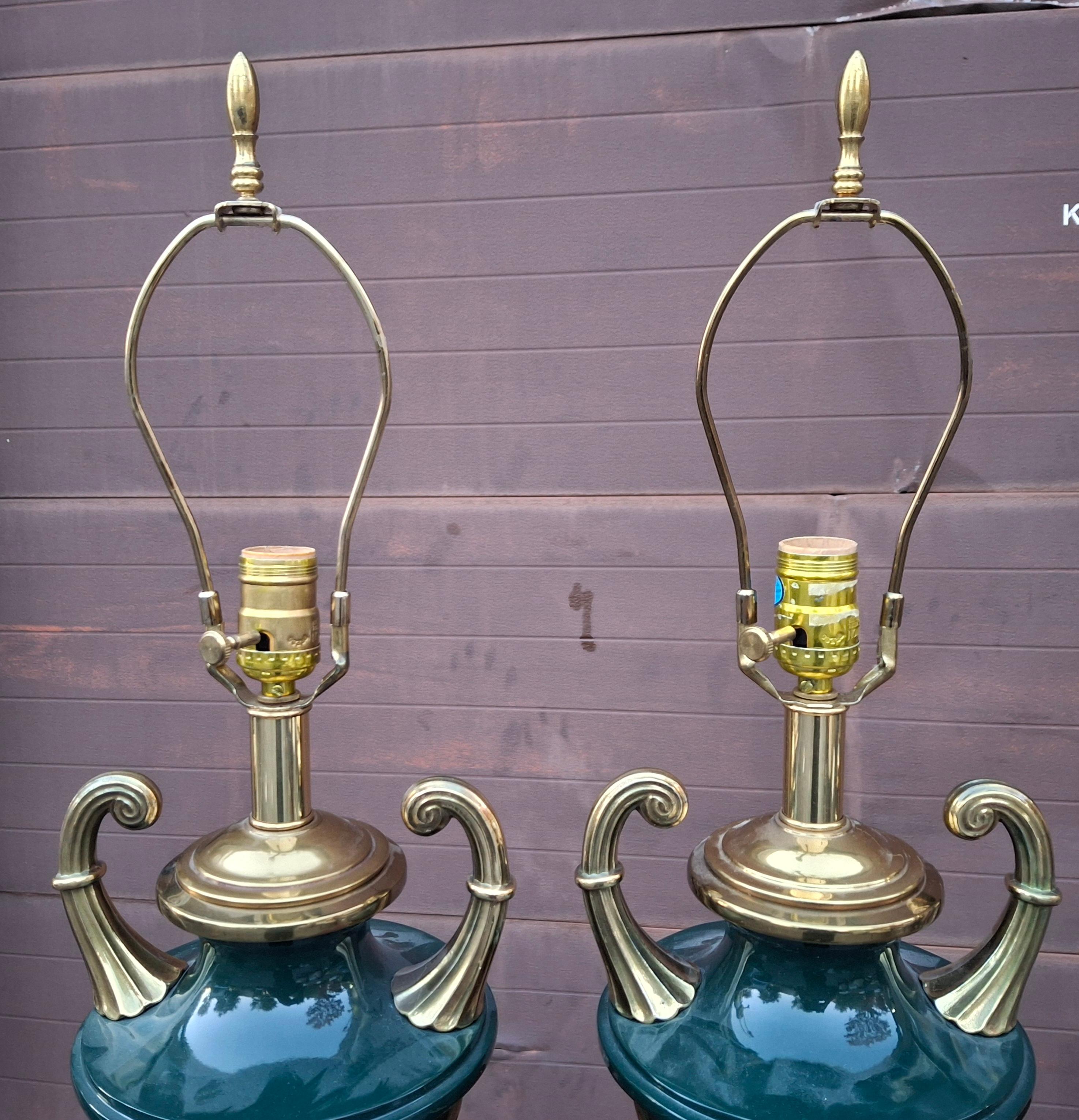 Coppia di lampade da tavolo con urna decorata in ottone e finta malachite in stile Hollywood Regency in vendita 1