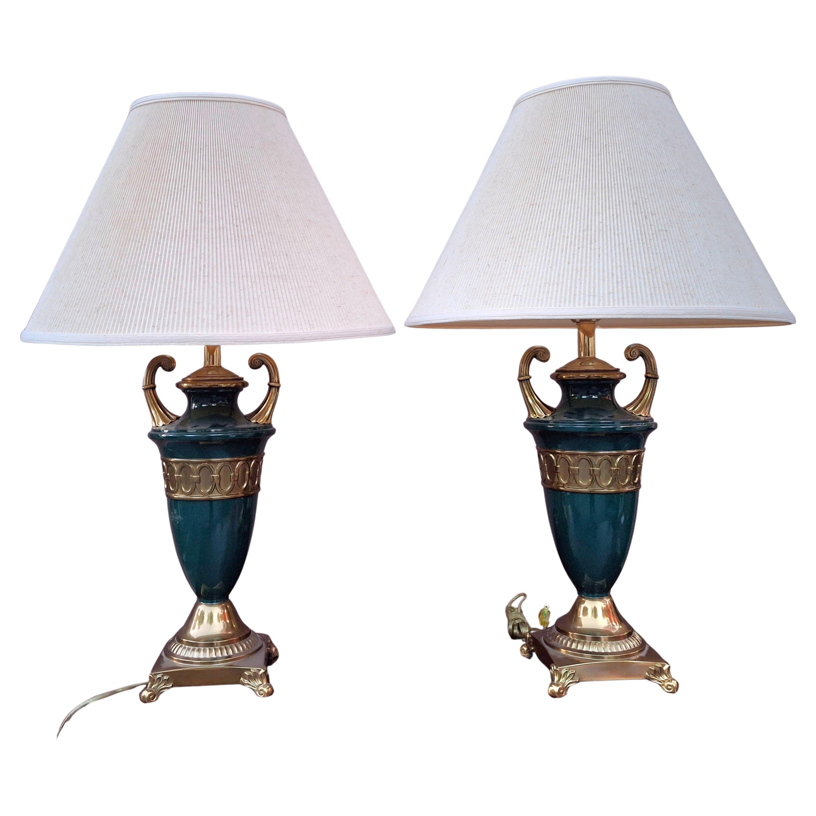 Coppia di lampade da tavolo con urna decorata in ottone e finta malachite in stile Hollywood Regency