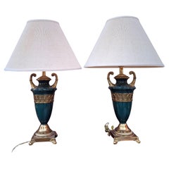 Coppia di lampade da tavolo con urna decorata in ottone e finta malachite in stile Hollywood Regency