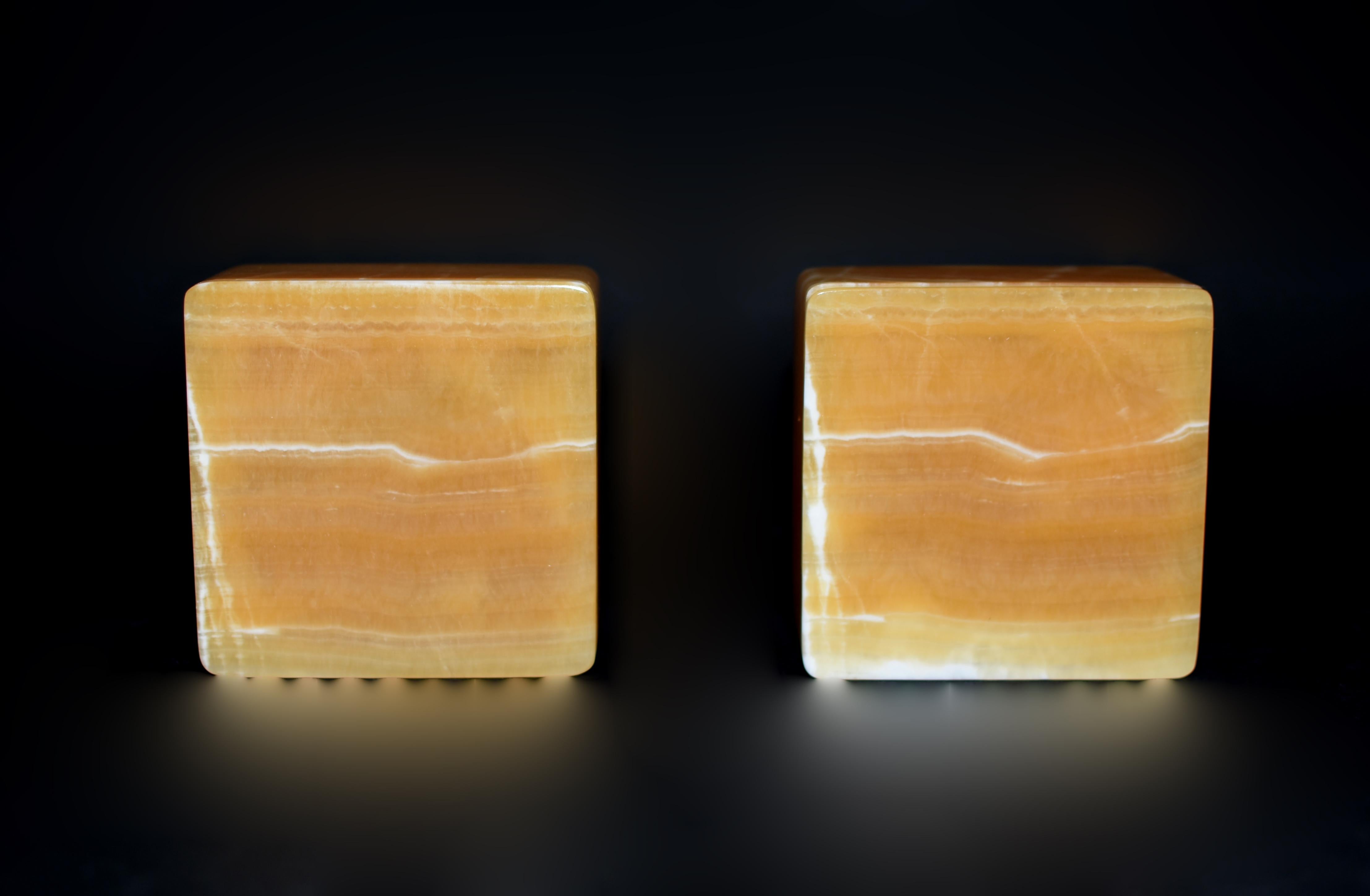 Cette paire exquise est fabriquée à partir d'onyx de calcite miel très rare provenant du Pakistan, en utilisant uniquement des planches uniques (dalle complète d'une seule pièce) de pierres pour tous les côtés des boîtes. Fabriqués à la main par des
