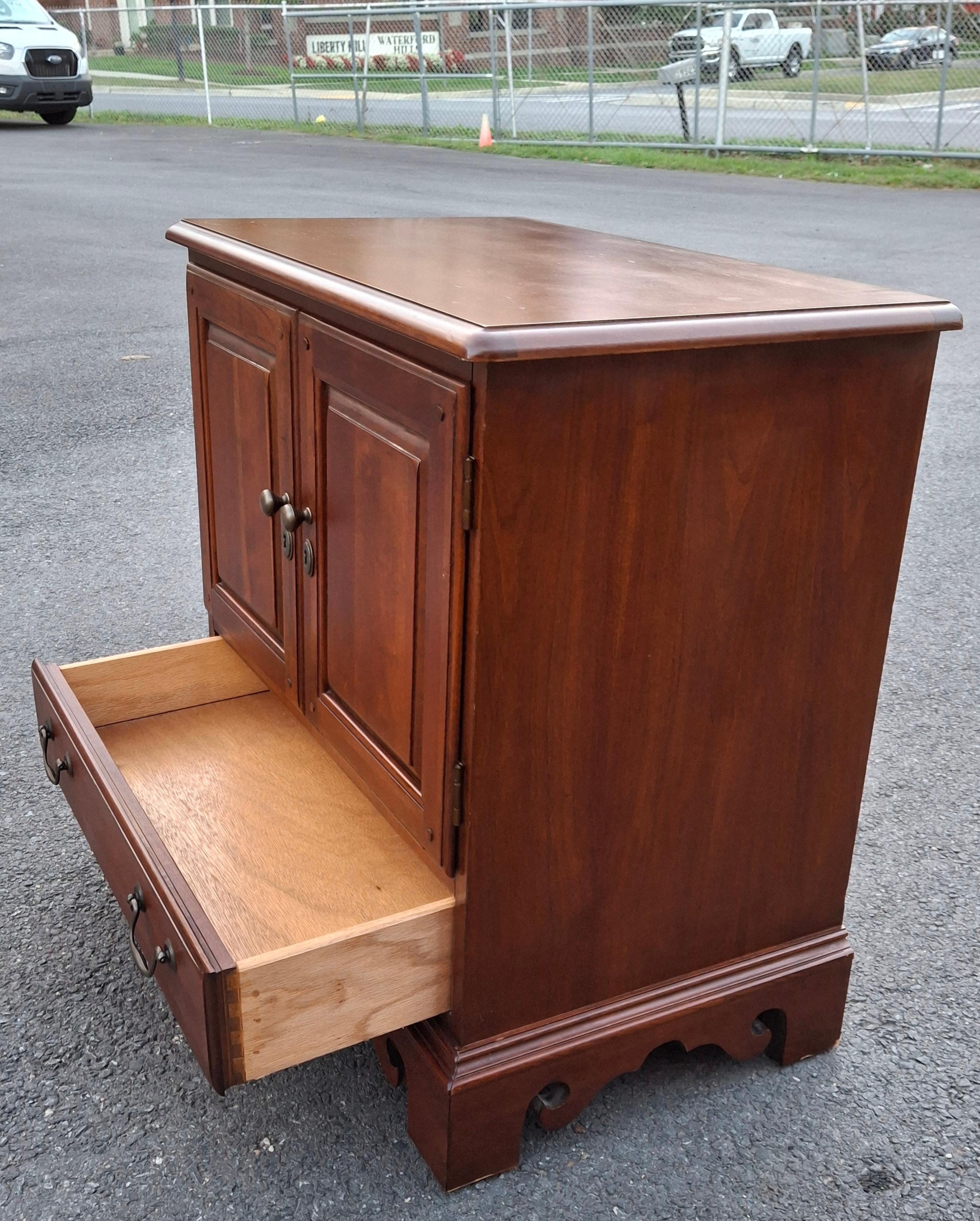 Paire de tables de nuit en cerisier de style Chippendale de Hooker Furniture en vente 3