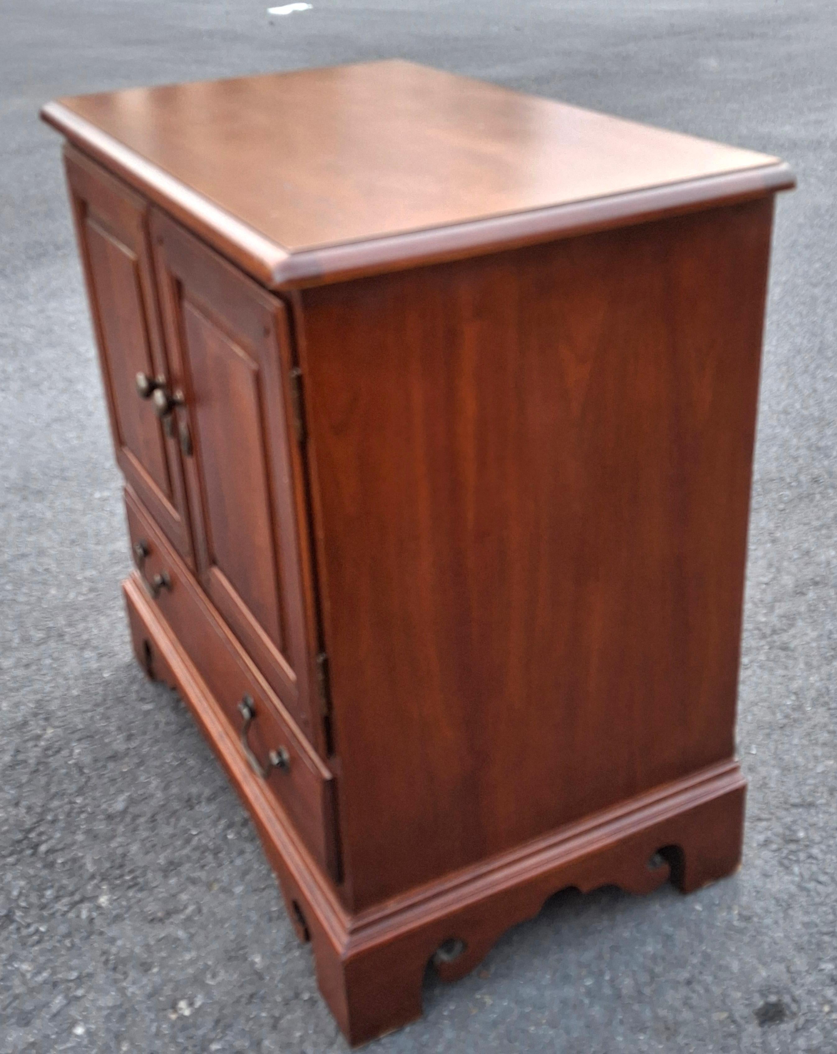 Paire de tables de nuit en cerisier de style Chippendale de Hooker Furniture en vente 4
