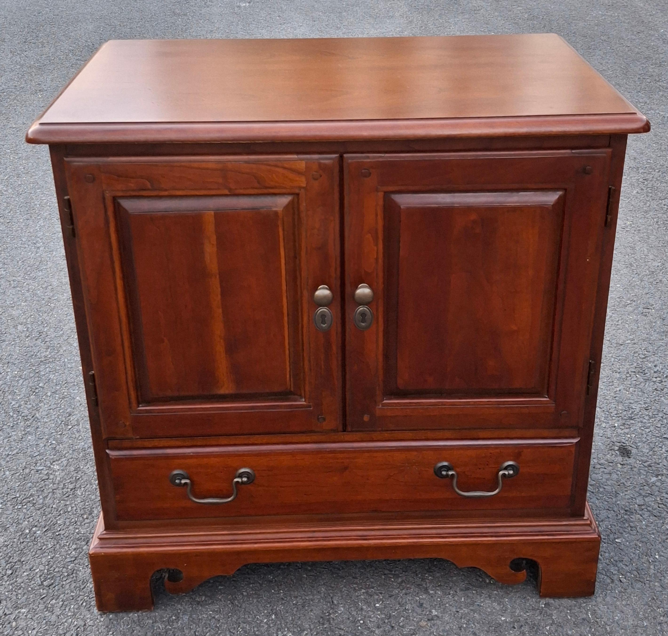 Paire de tables de nuit en cerisier de style Chippendale de Hooker Furniture en vente 5