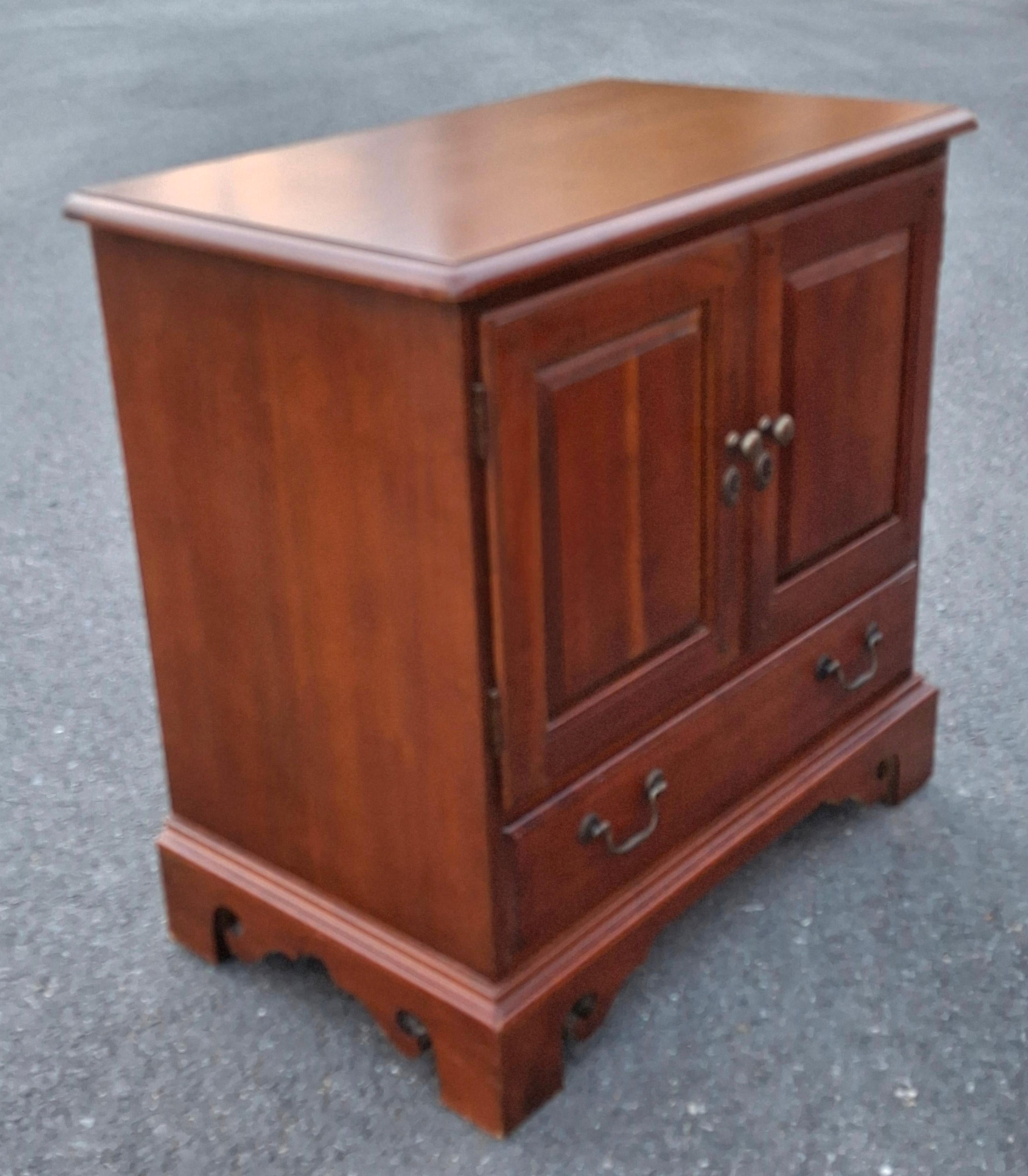 Paire de tables de nuit en cerisier de style Chippendale de Hooker Furniture en vente 6