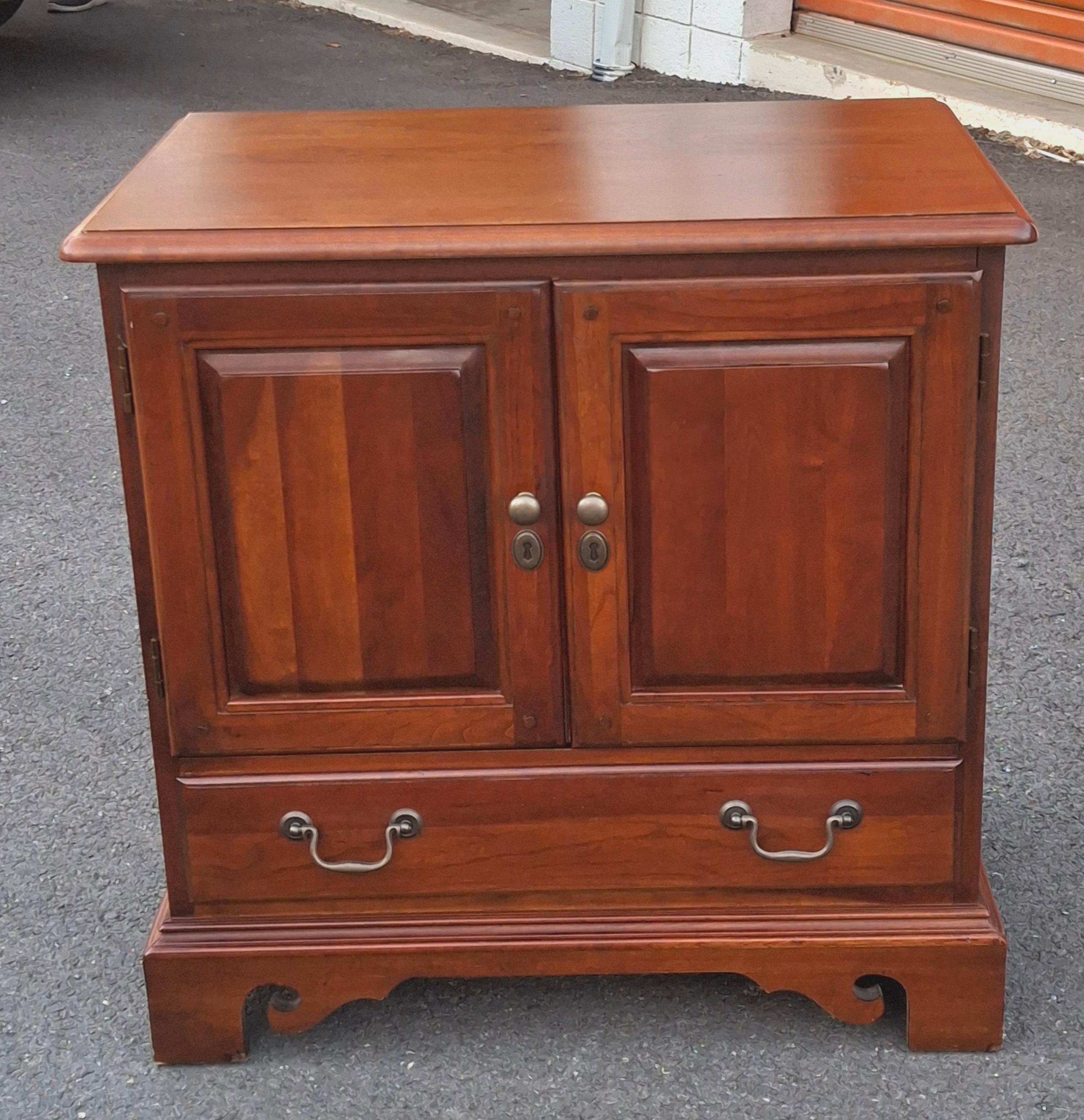 Paire de tables de nuit en cerisier de style Chippendale de Hooker Furniture en vente 7