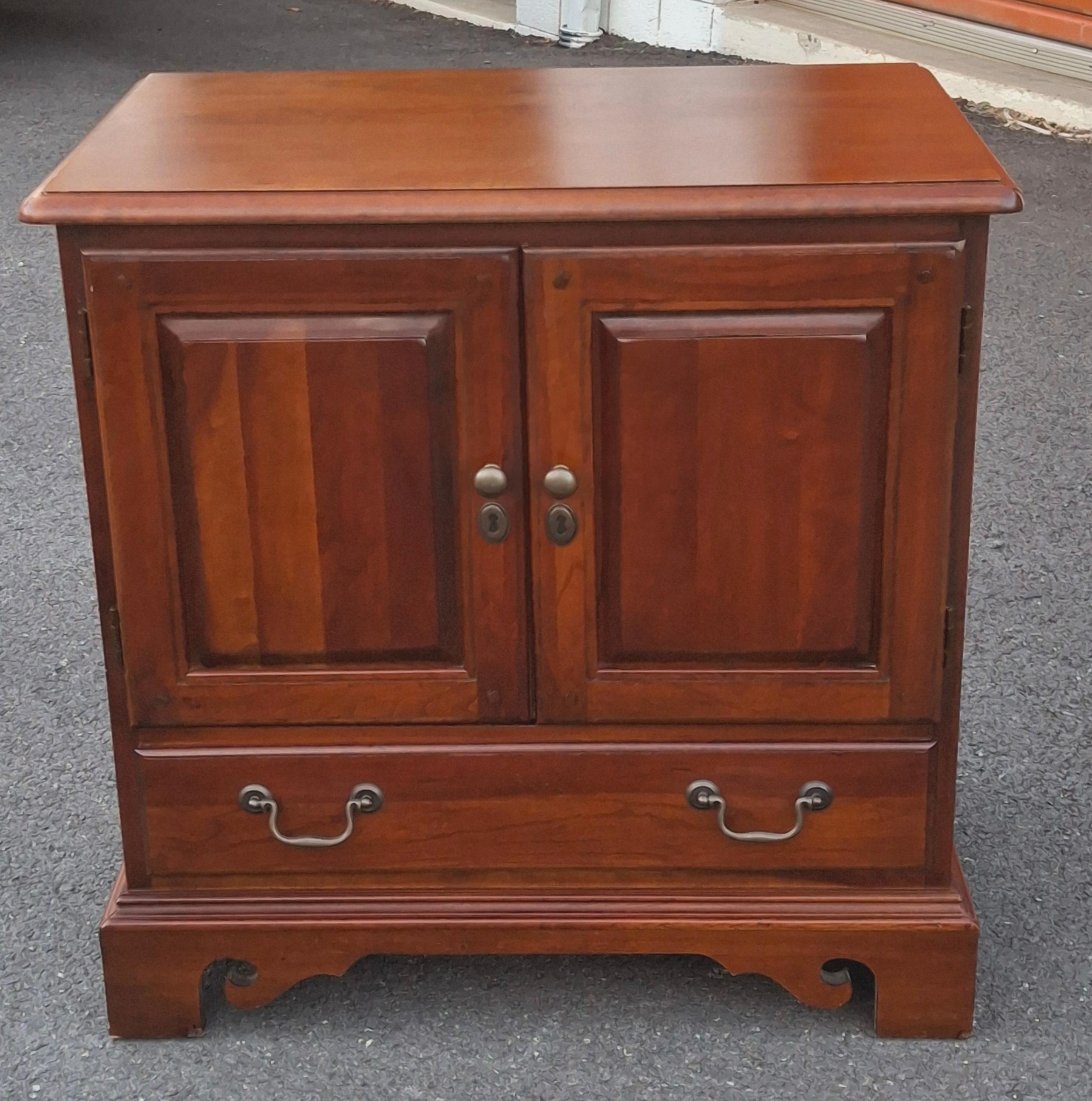 Paire de tables de nuit en cerisier de style Chippendale de Hooker Furniture en vente 8