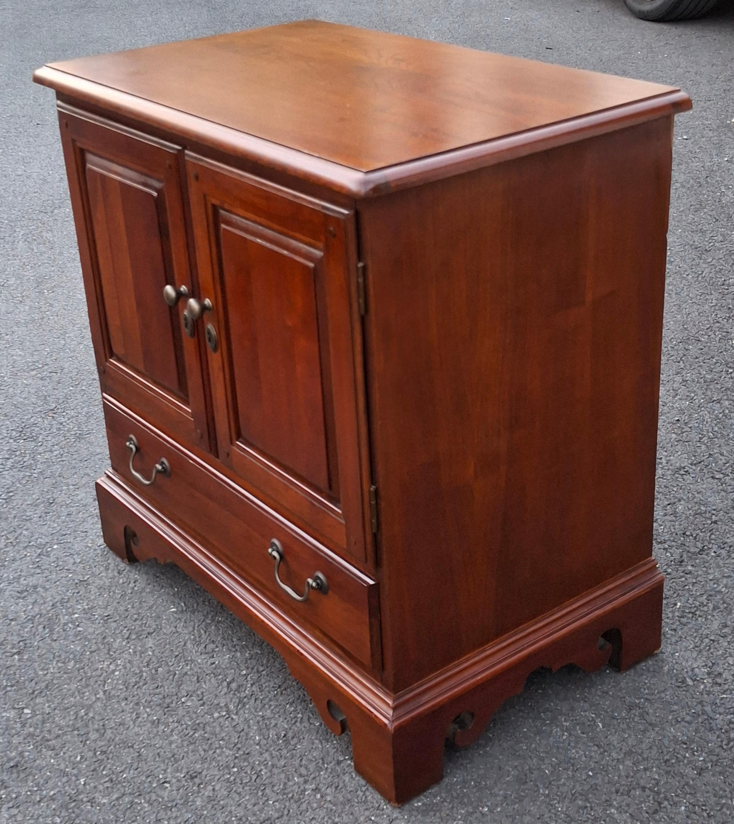 Paire de tables de nuit en cerisier de style Chippendale de Hooker Furniture en vente 9