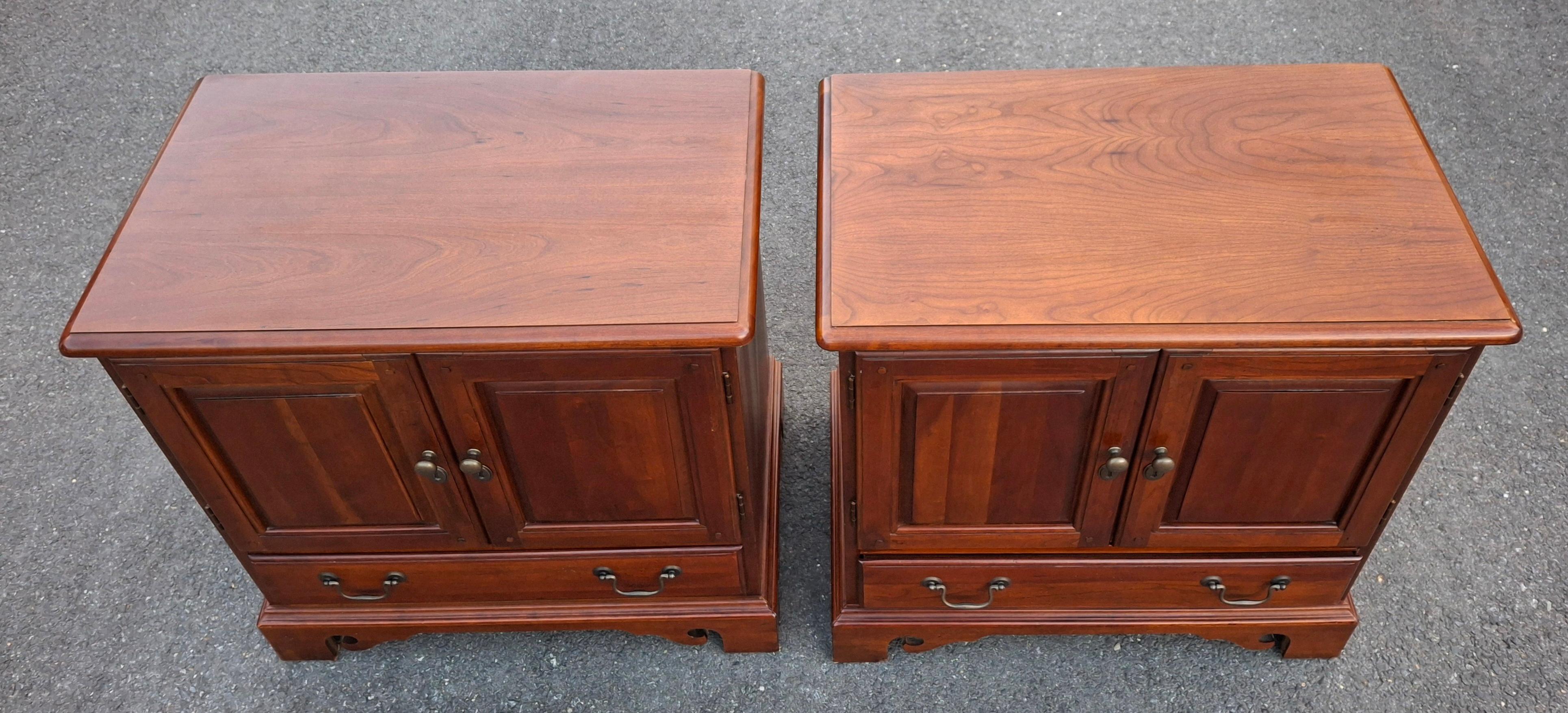 Paire de tables de nuit à deux portes et un tiroir en cerisier de style Chippendale de Hooker Furniture, avec lumière de détresse.
Mesures : 28