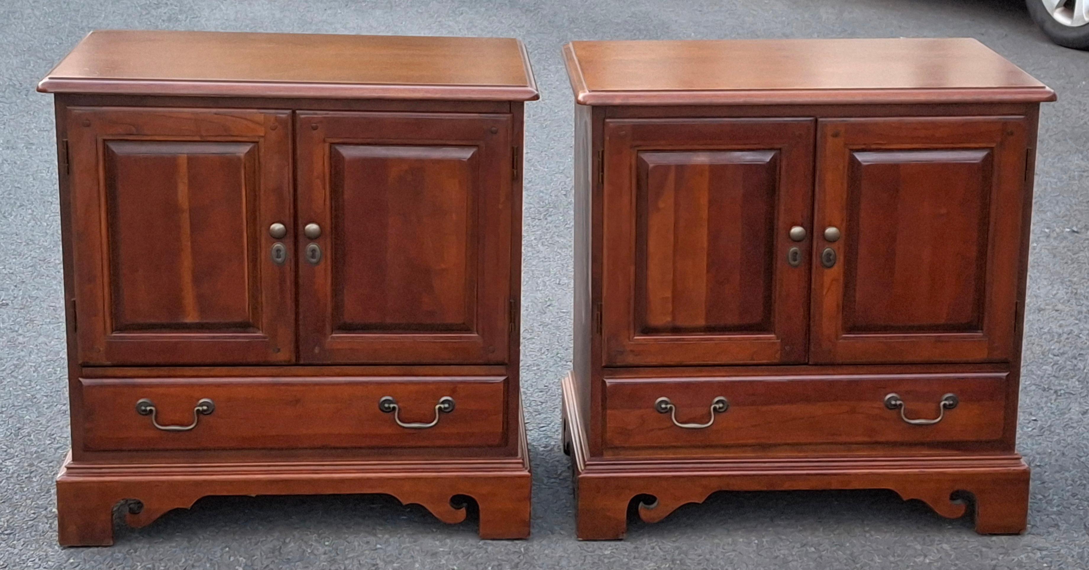 Américain Paire de tables de nuit en cerisier de style Chippendale de Hooker Furniture en vente
