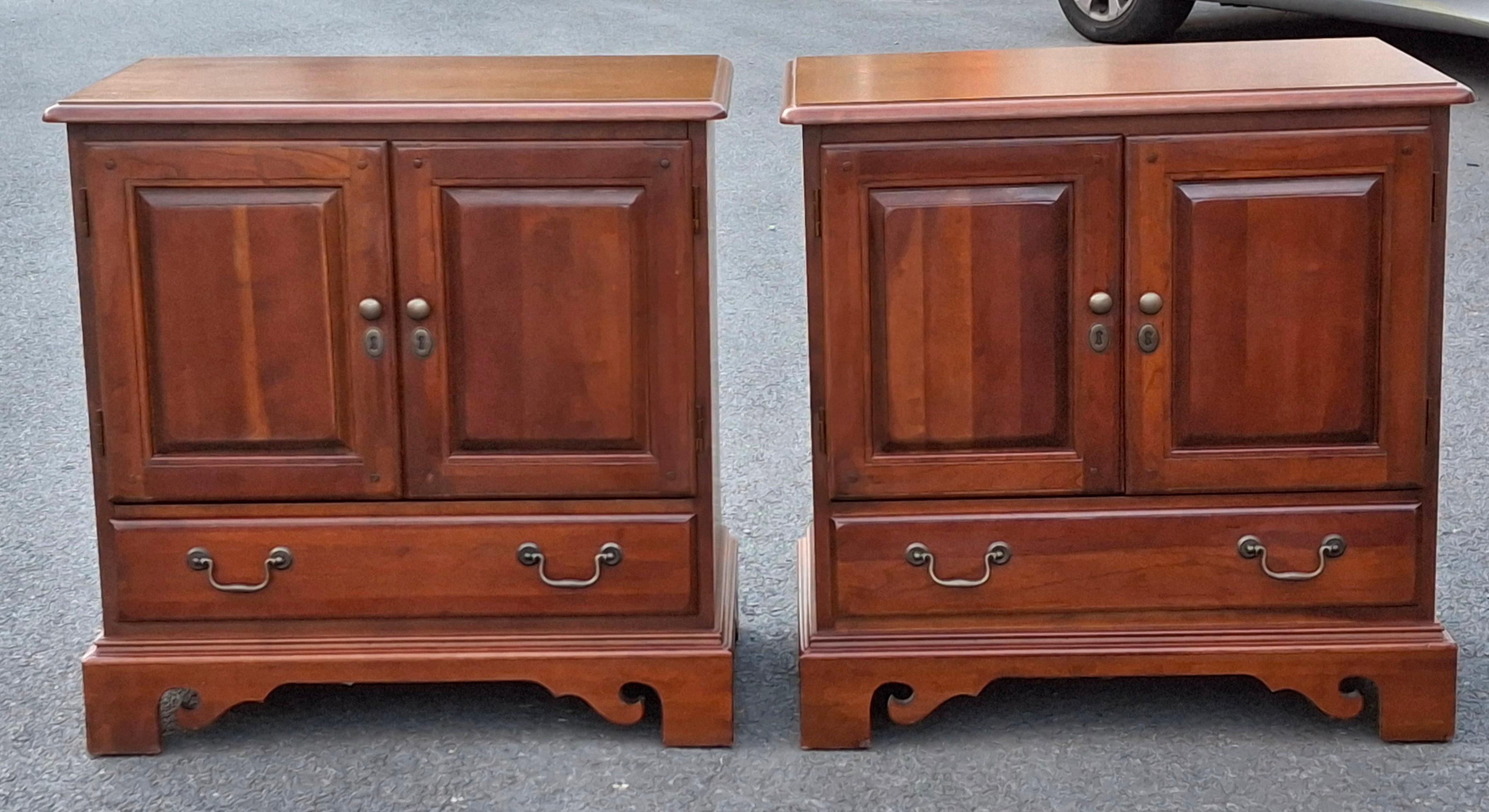 Tacheté Paire de tables de nuit en cerisier de style Chippendale de Hooker Furniture en vente