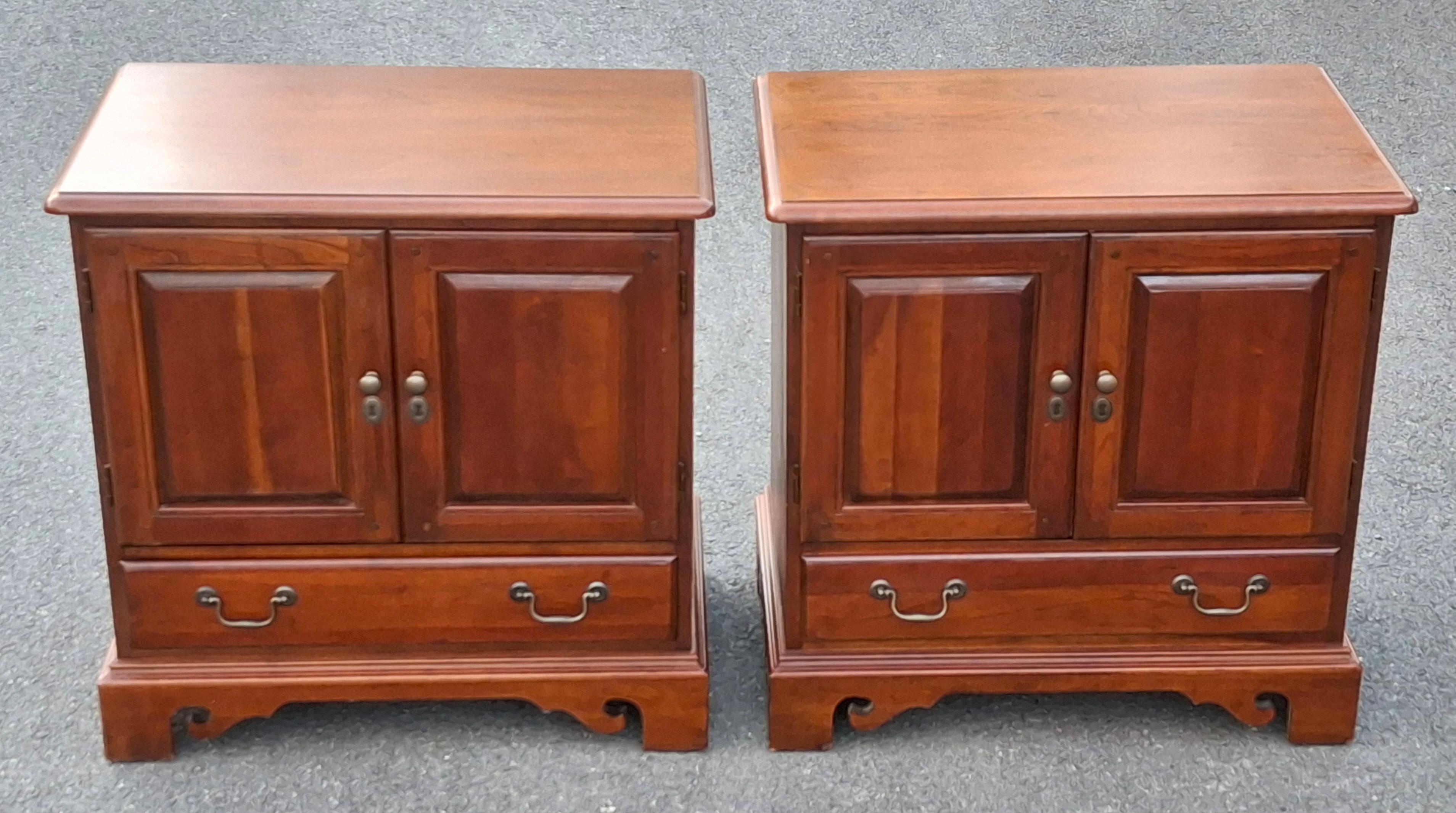 Paire de tables de nuit en cerisier de style Chippendale de Hooker Furniture Bon état - En vente à Germantown, MD
