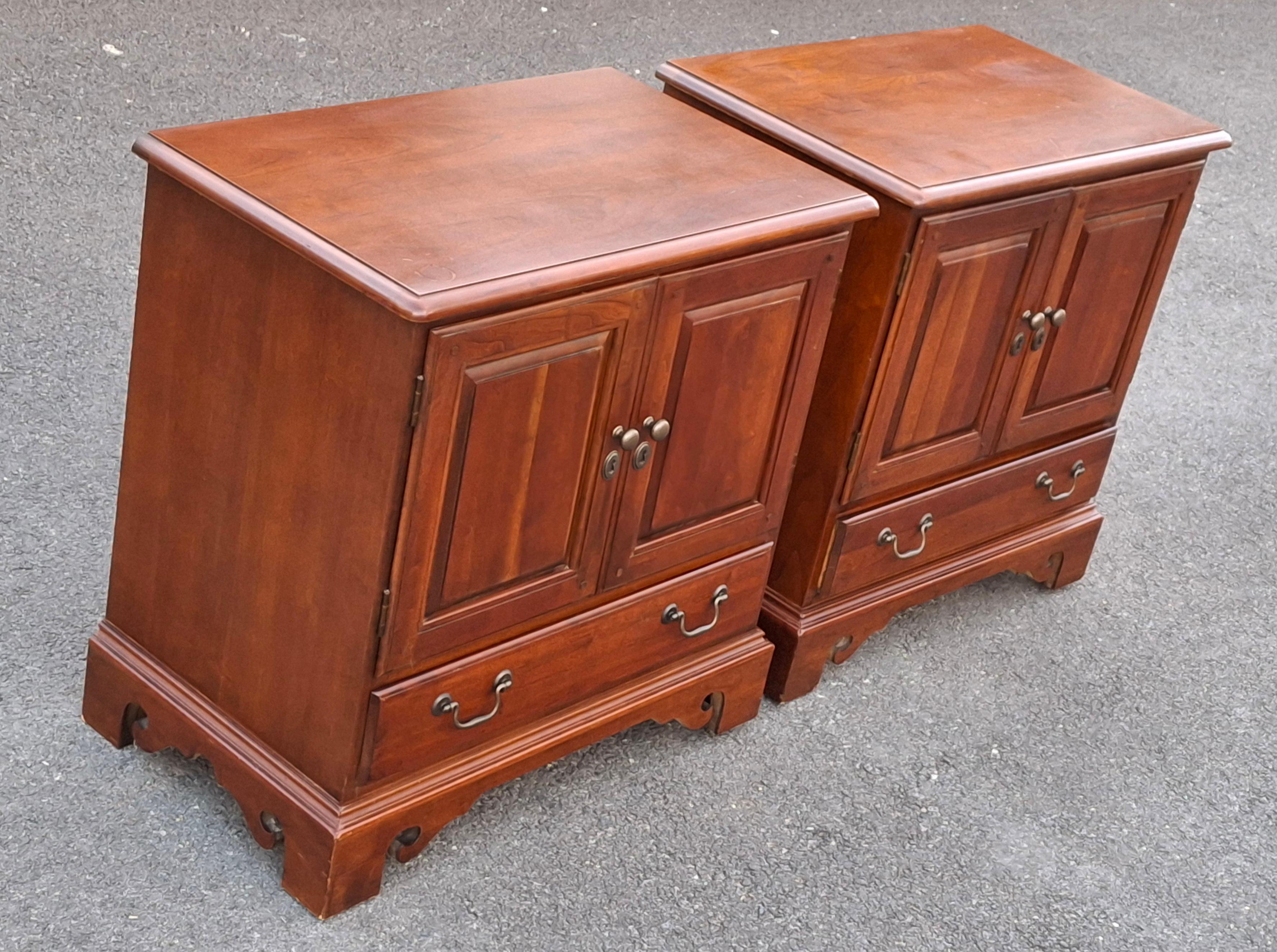 20ième siècle Paire de tables de nuit en cerisier de style Chippendale de Hooker Furniture en vente