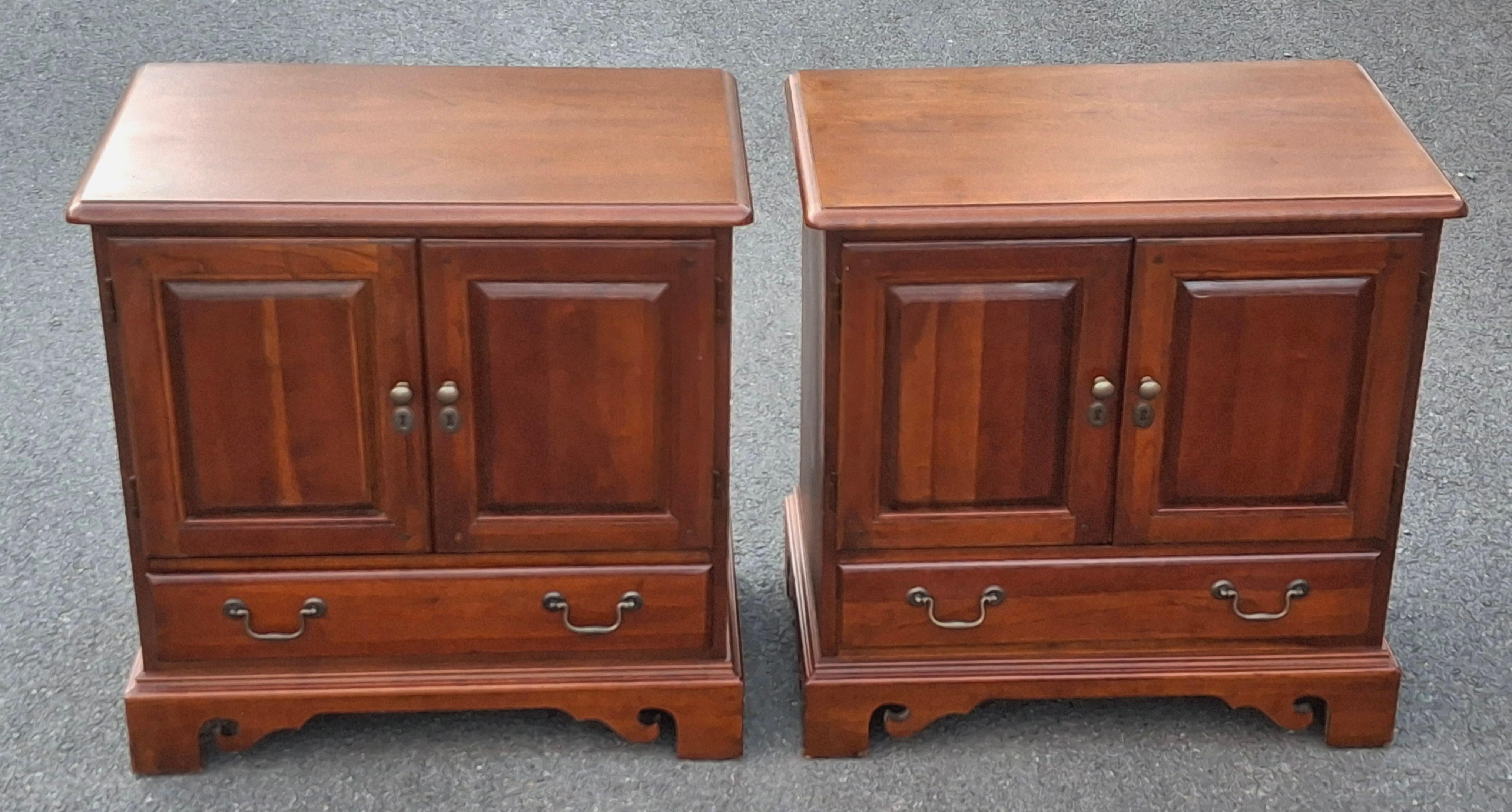 Cerise Paire de tables de nuit en cerisier de style Chippendale de Hooker Furniture en vente