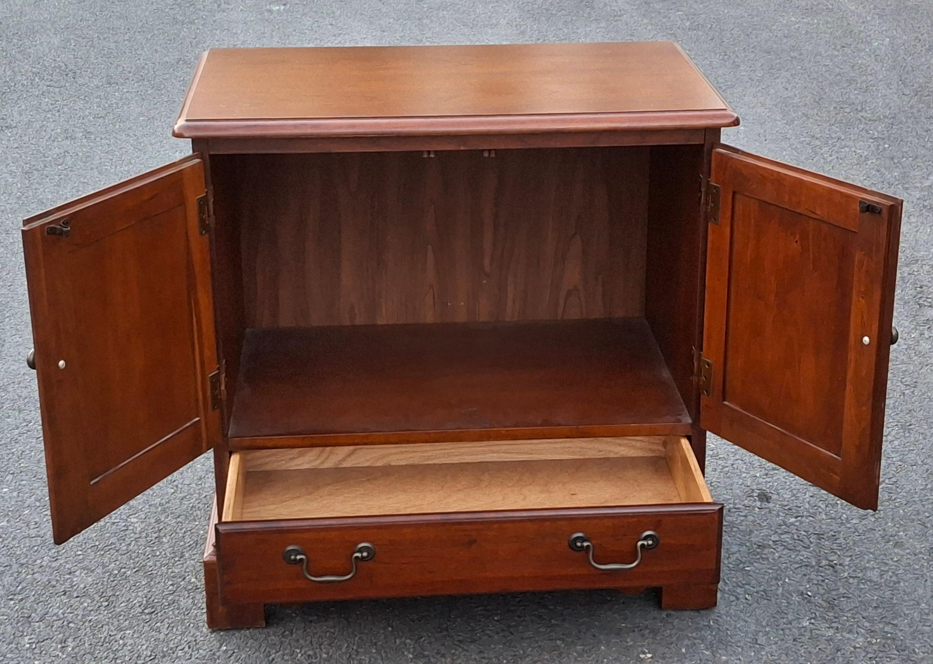 Paire de tables de nuit en cerisier de style Chippendale de Hooker Furniture en vente 1