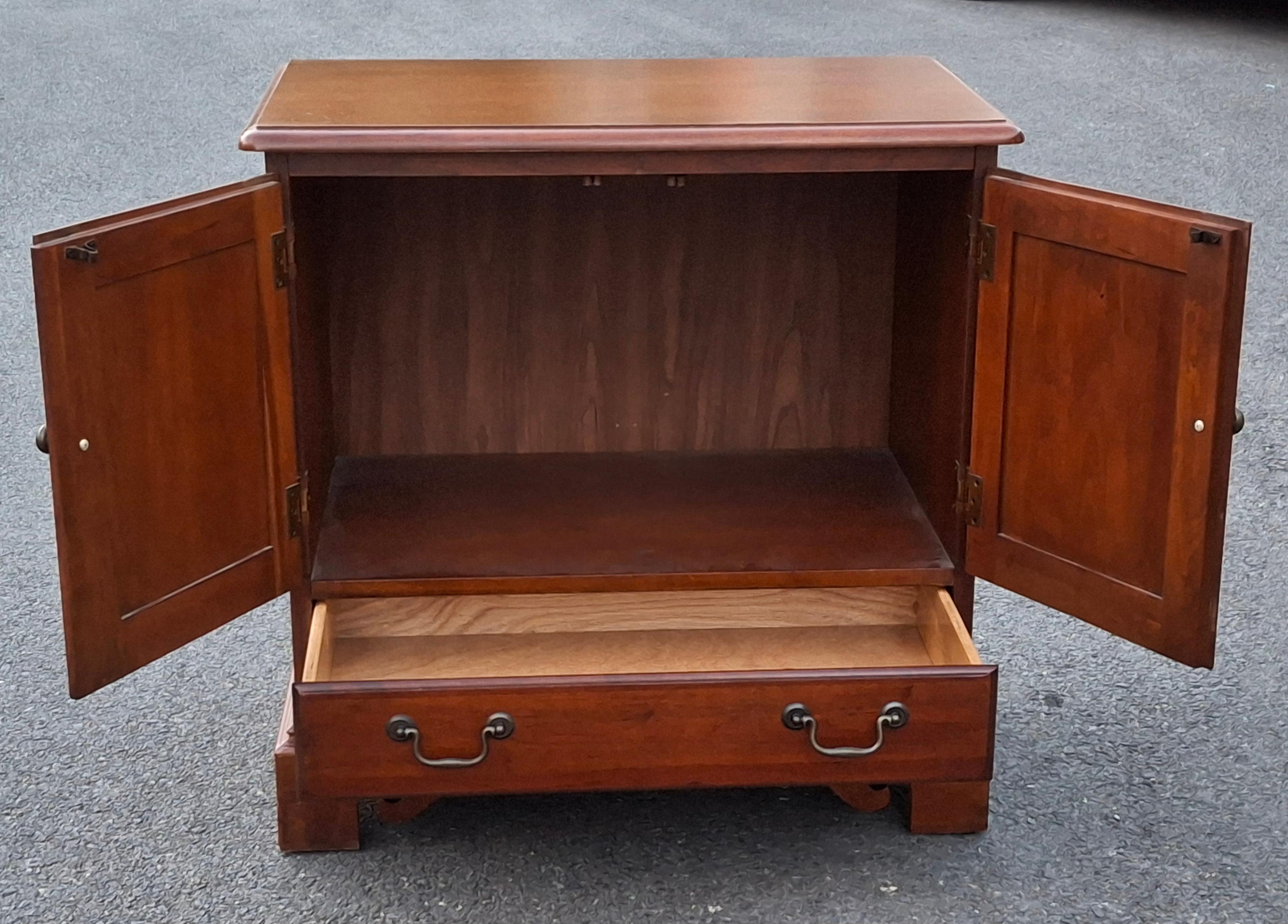 Paire de tables de nuit en cerisier de style Chippendale de Hooker Furniture en vente 2