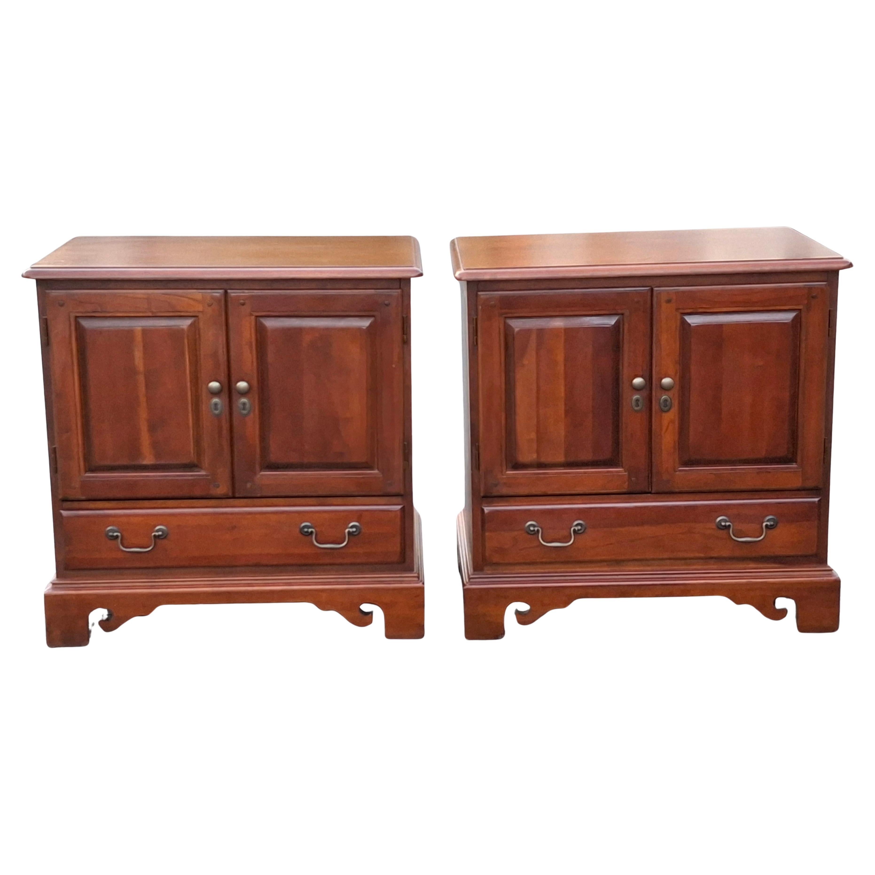 Paire de tables de nuit en cerisier de style Chippendale de Hooker Furniture en vente