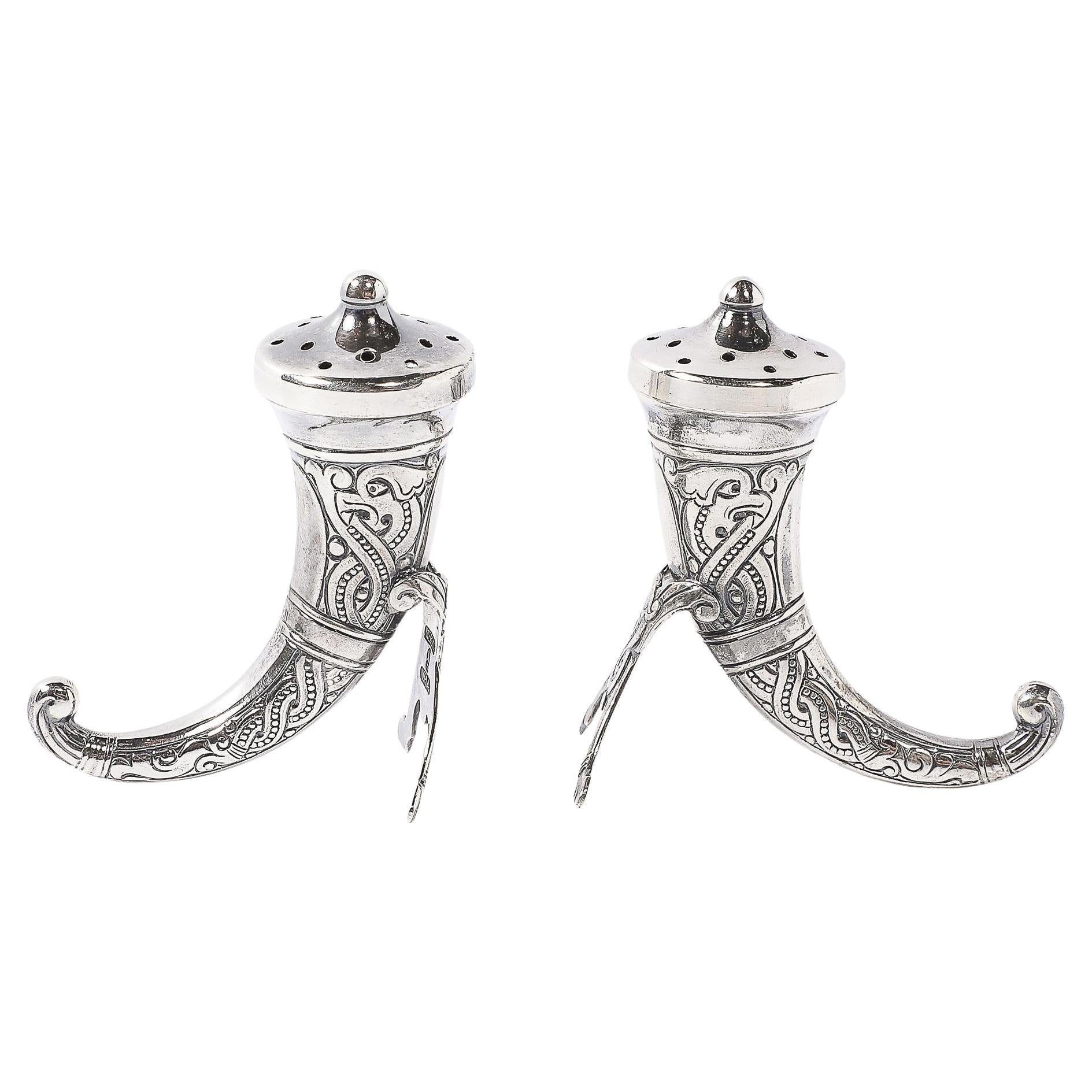 Paire de salières et de poivrières en argent sterling de forme Horn par Theodor Olsens en vente
