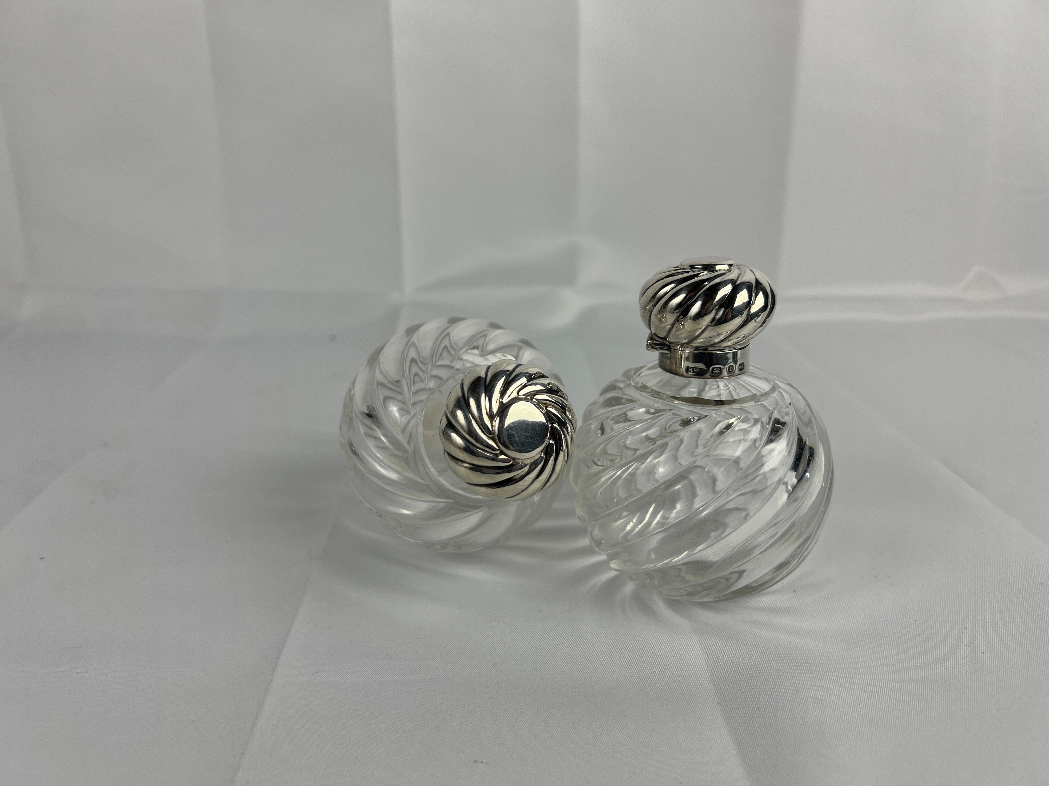 Pareja, Horton & Allday Frascos de perfume de plata de ley y vidrio arremolinado C. 1893 Eduardiano en venta