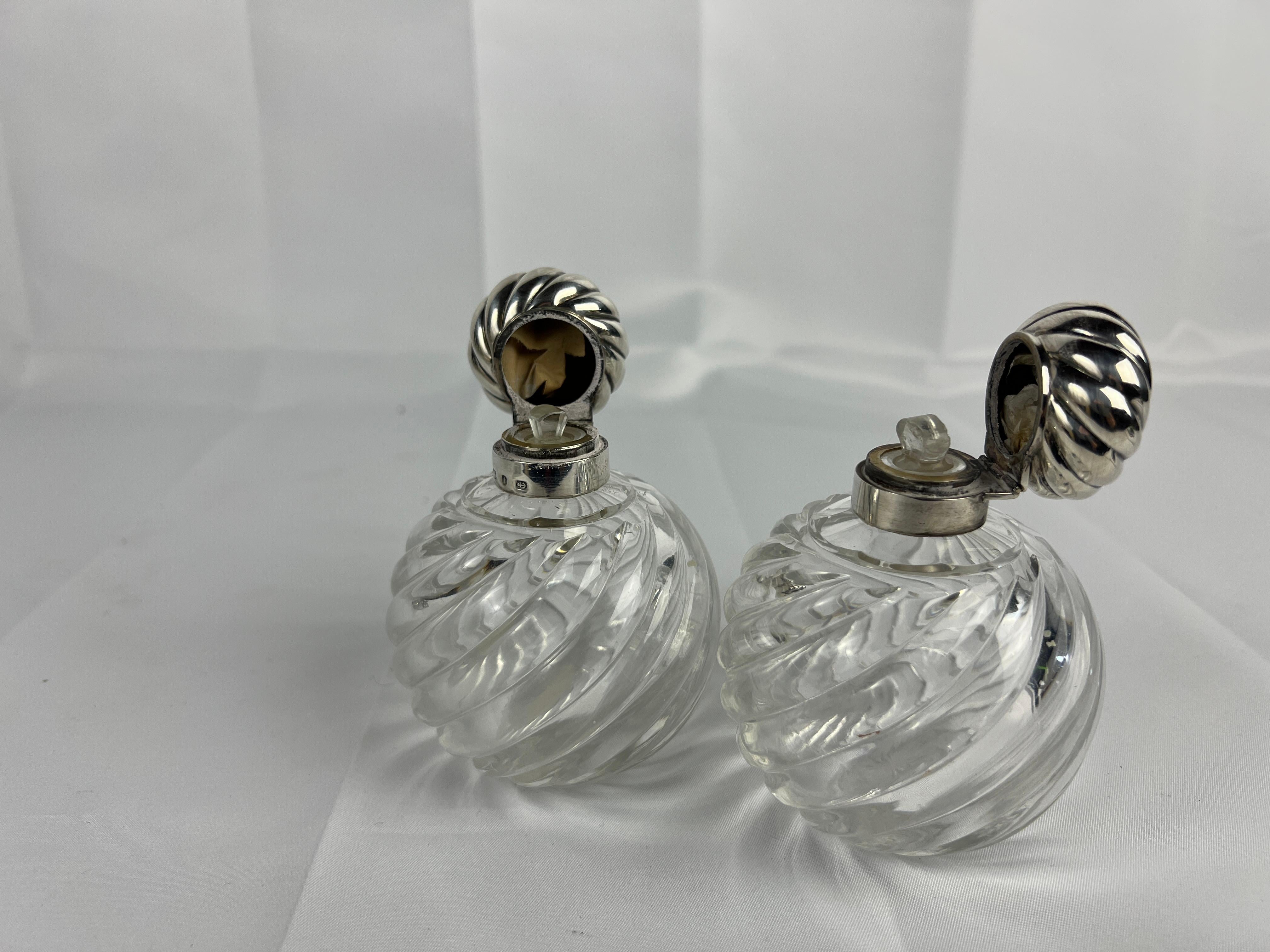 Pareja, Horton & Allday Frascos de perfume de plata de ley y vidrio arremolinado C. 1893 siglo XIX en venta