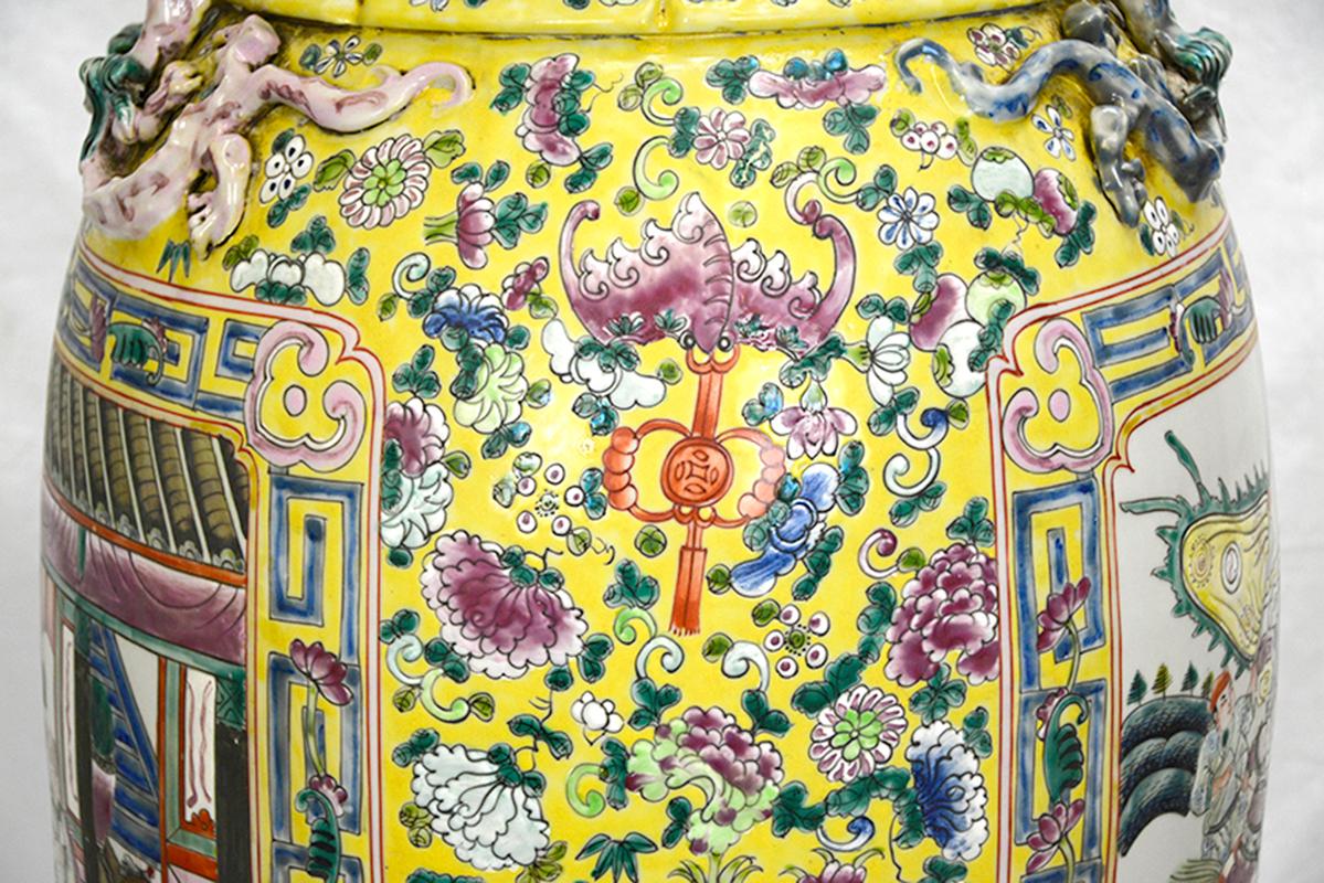 Paar große chinesische Famille Jaune-Porzellanvasen im Qing Tongzhi-Stil mit Figuren im Angebot 5