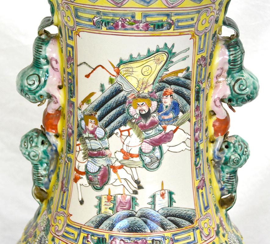 Paar große chinesische Famille Jaune-Porzellanvasen im Qing Tongzhi-Stil mit Figuren im Angebot 7