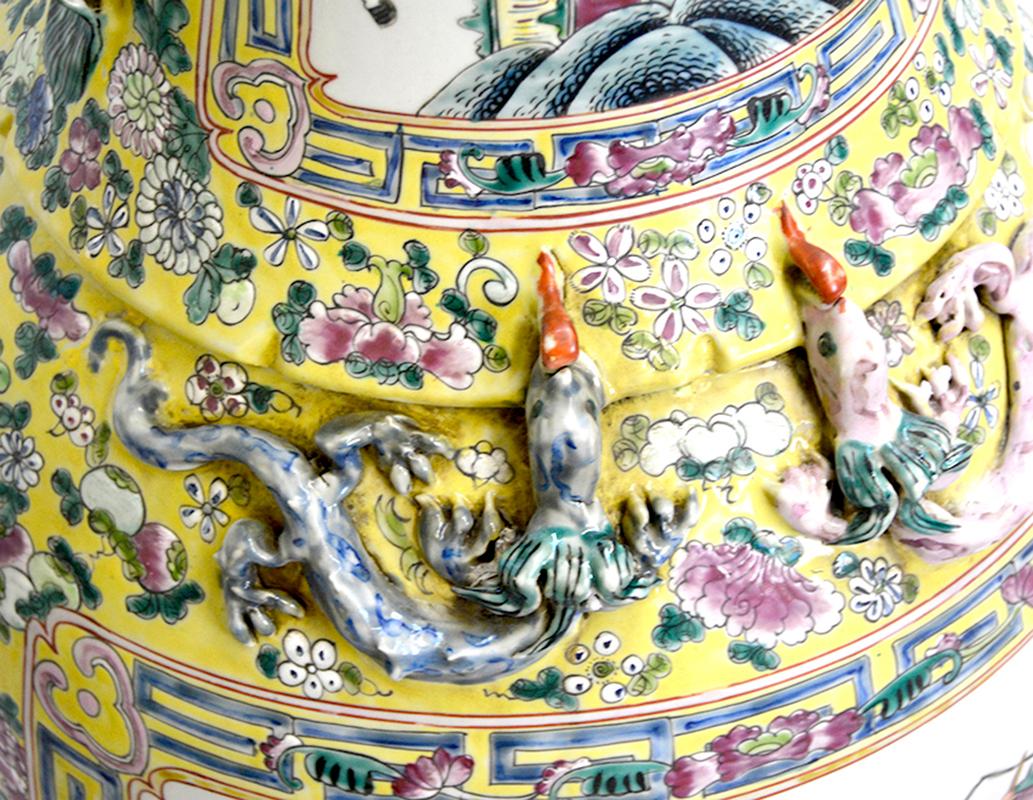 Paar große chinesische Famille Jaune-Porzellanvasen im Qing Tongzhi-Stil mit Figuren im Angebot 8