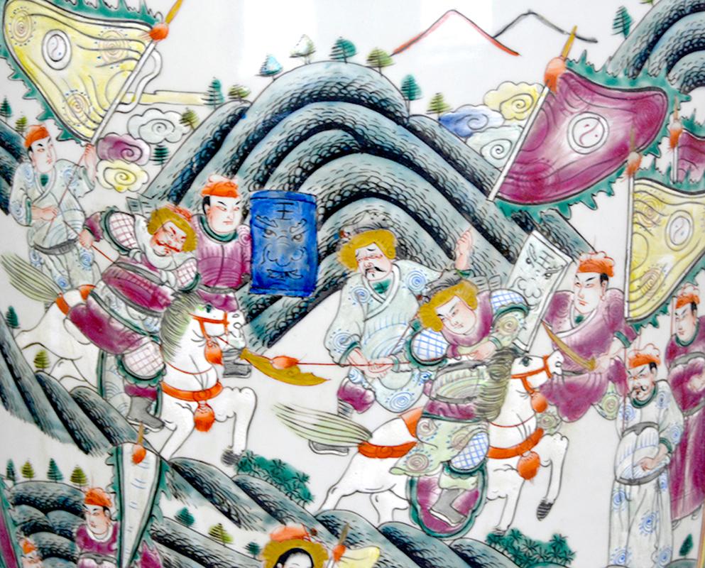 Paar große chinesische Famille Jaune-Porzellanvasen im Qing Tongzhi-Stil mit Figuren im Angebot 9