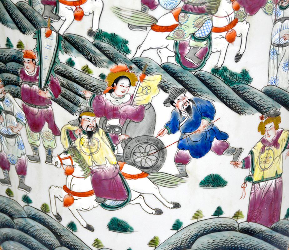 Paar große chinesische Famille Jaune-Porzellanvasen im Qing Tongzhi-Stil mit Figuren im Angebot 10