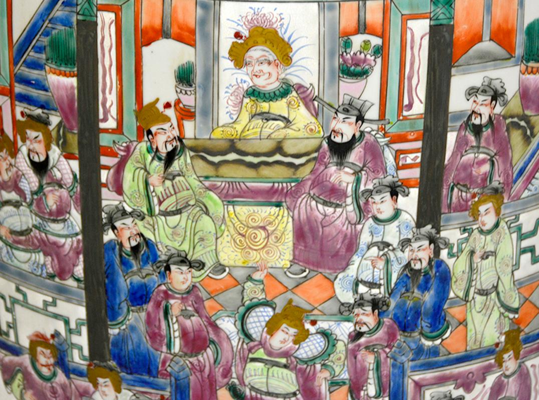 Paar große chinesische Famille Jaune-Porzellanvasen im Qing Tongzhi-Stil mit Figuren im Angebot 11
