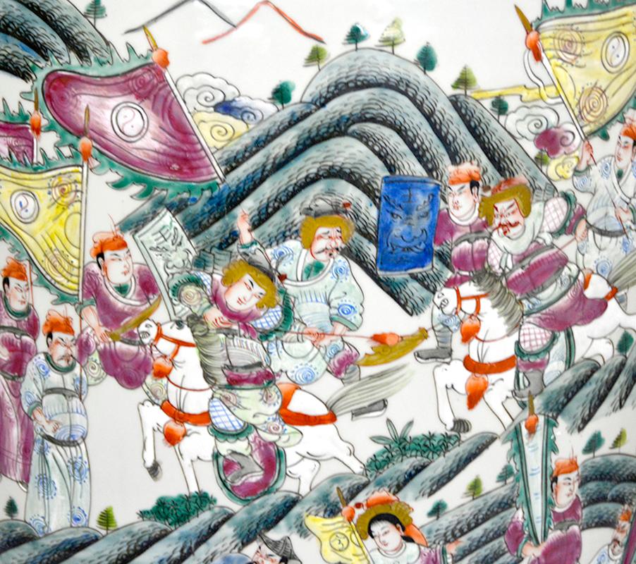 Paar große chinesische Famille Jaune-Porzellanvasen im Qing Tongzhi-Stil mit Figuren im Angebot 13