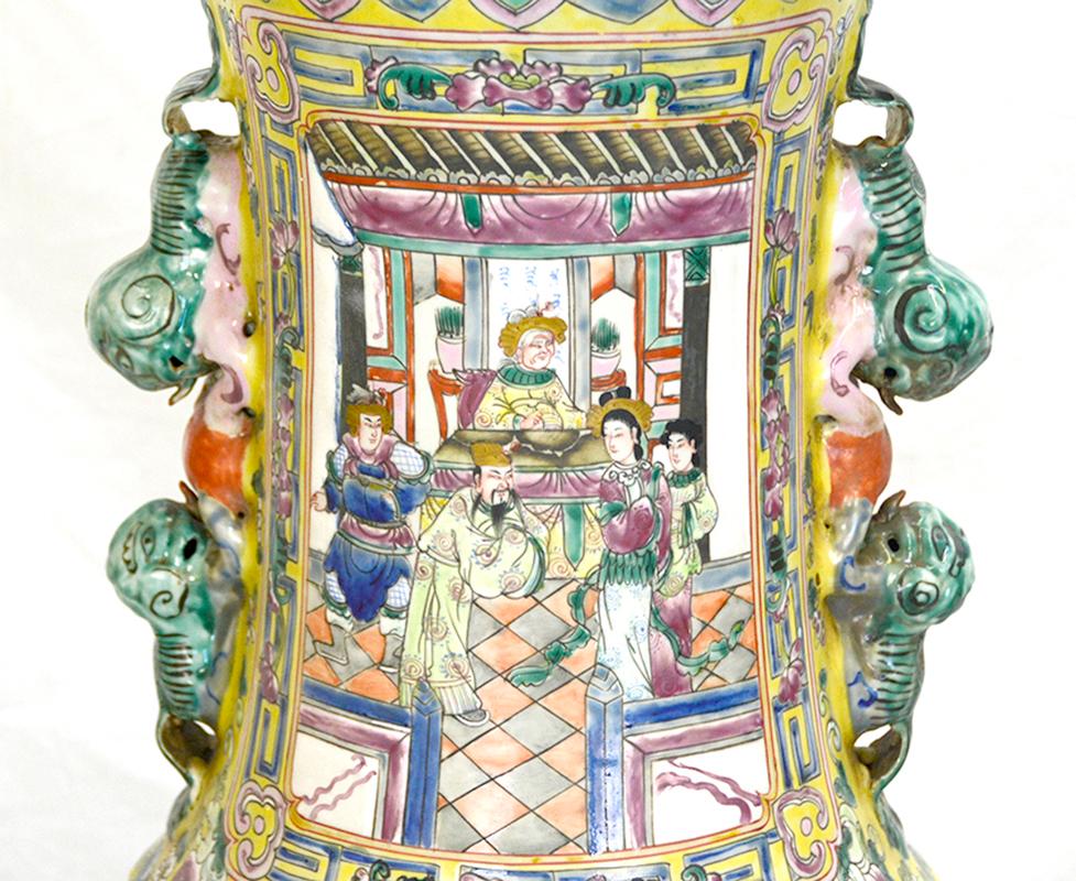 Paar große chinesische Famille Jaune-Porzellanvasen im Qing Tongzhi-Stil mit Figuren im Angebot 1