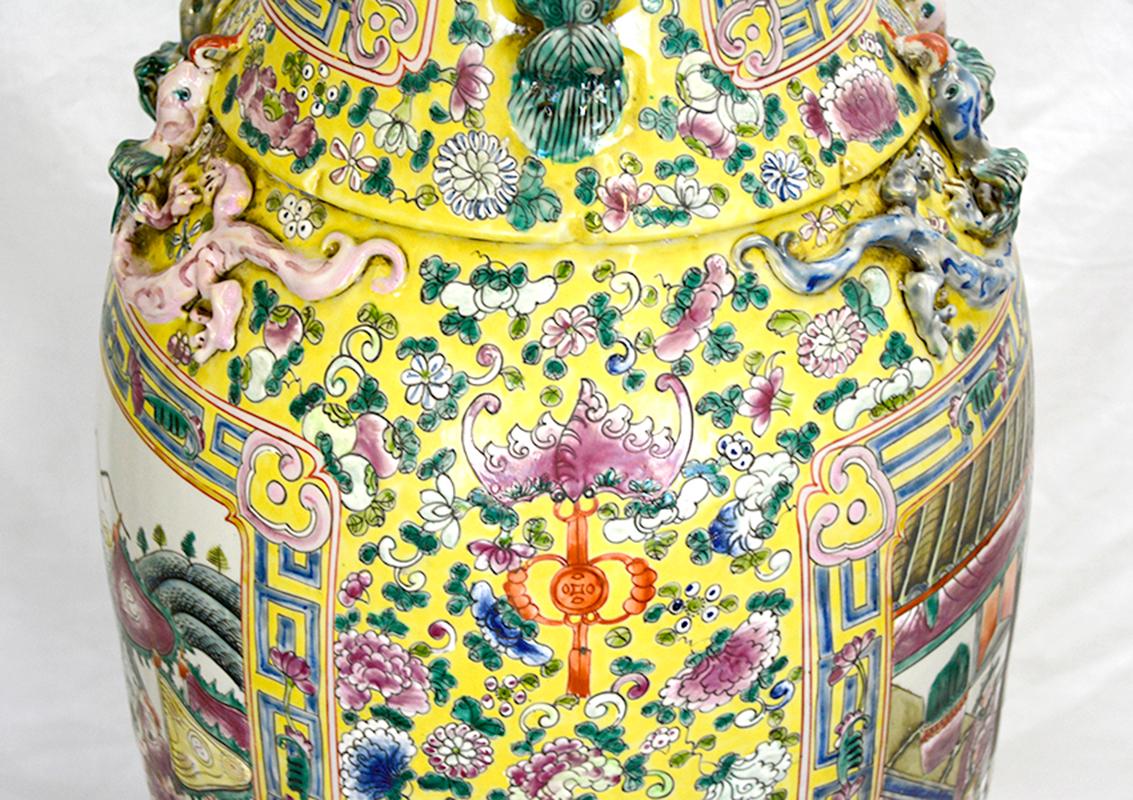 Paar große chinesische Famille Jaune-Porzellanvasen im Qing Tongzhi-Stil mit Figuren im Angebot 2