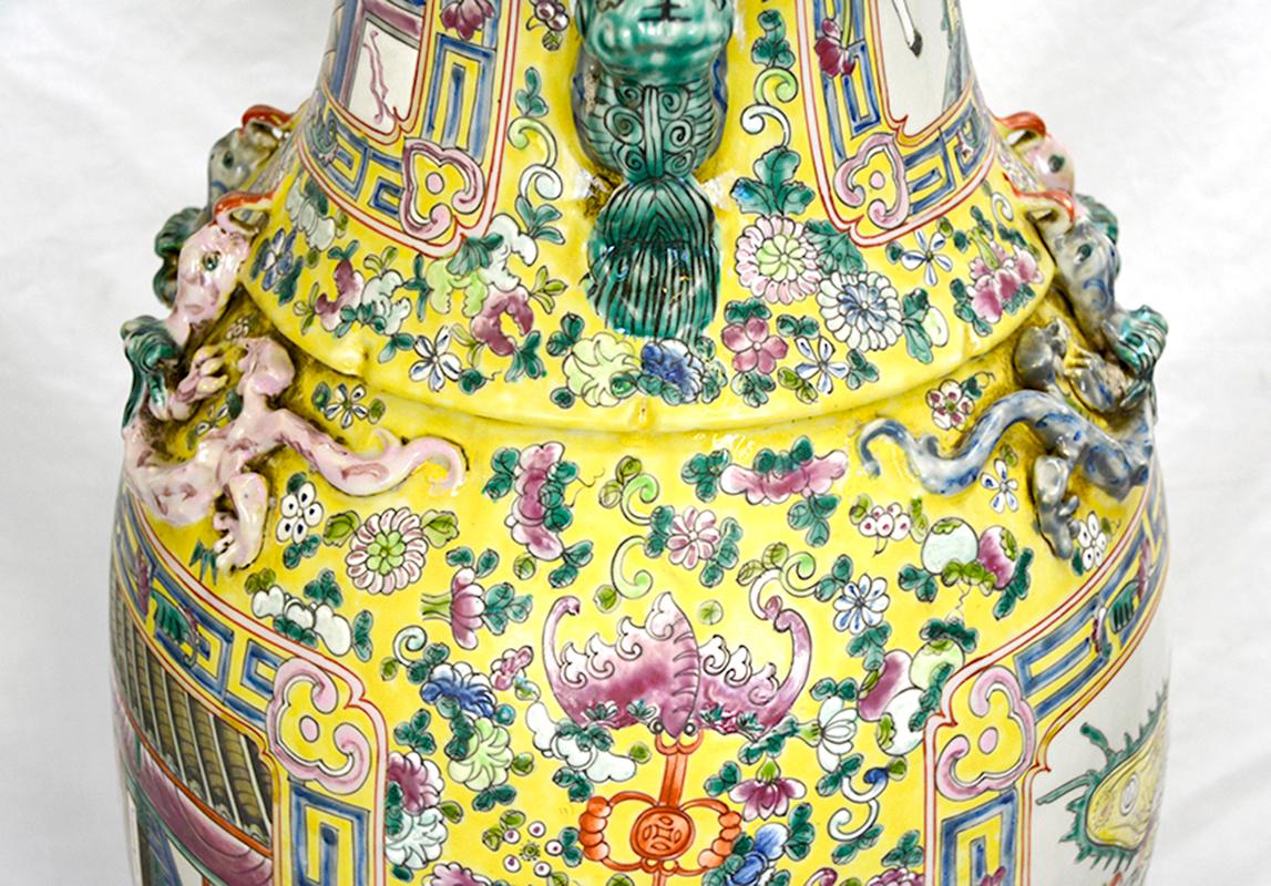 Paar große chinesische Famille Jaune-Porzellanvasen im Qing Tongzhi-Stil mit Figuren im Angebot 3