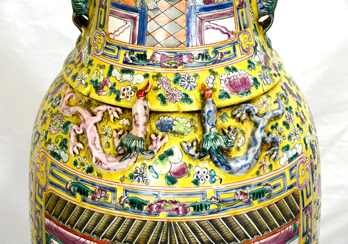 Paar große chinesische Famille Jaune-Porzellanvasen im Qing Tongzhi-Stil mit Figuren im Angebot 4